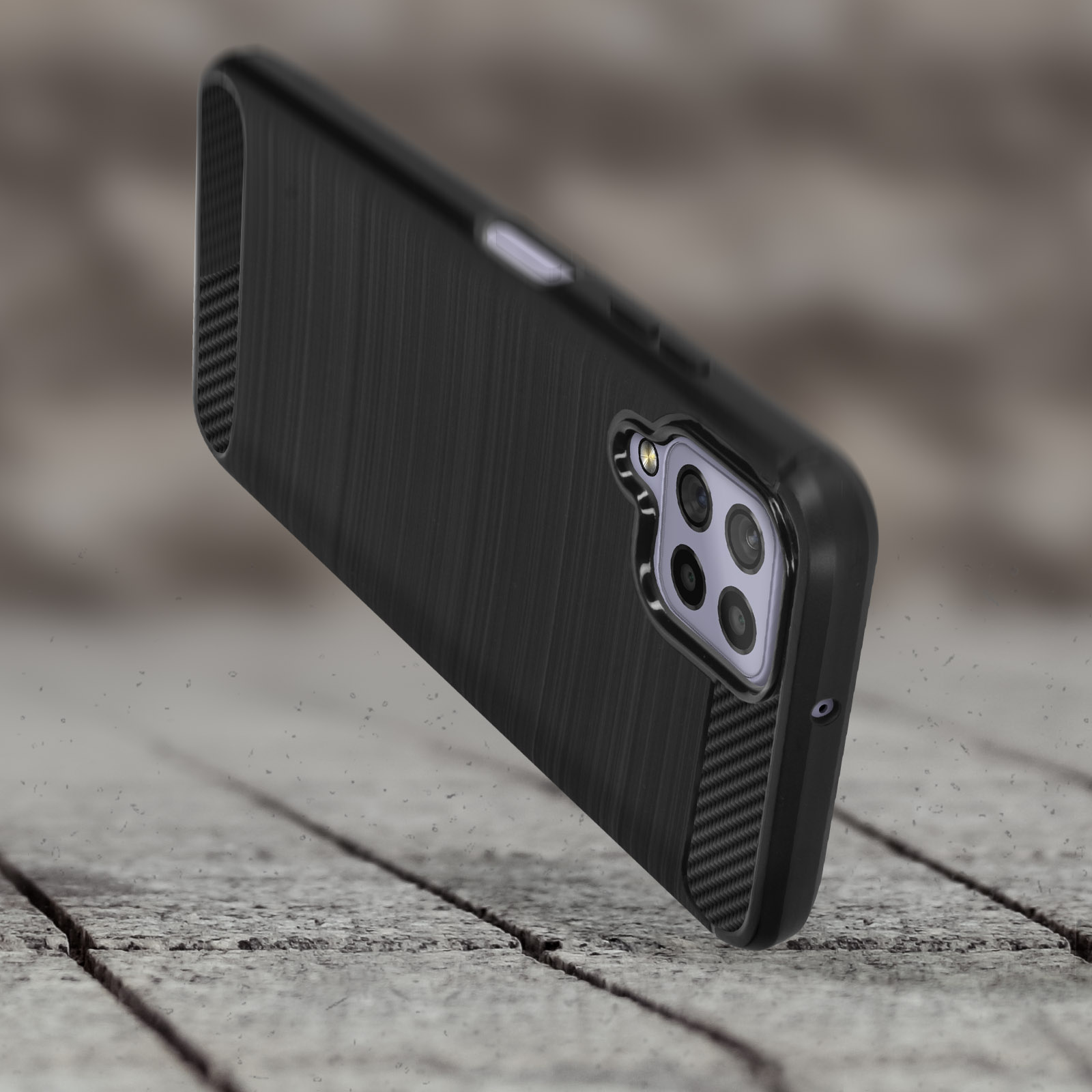 Custodia nera per telefono con texture, appoggiata su una superficie in legno.