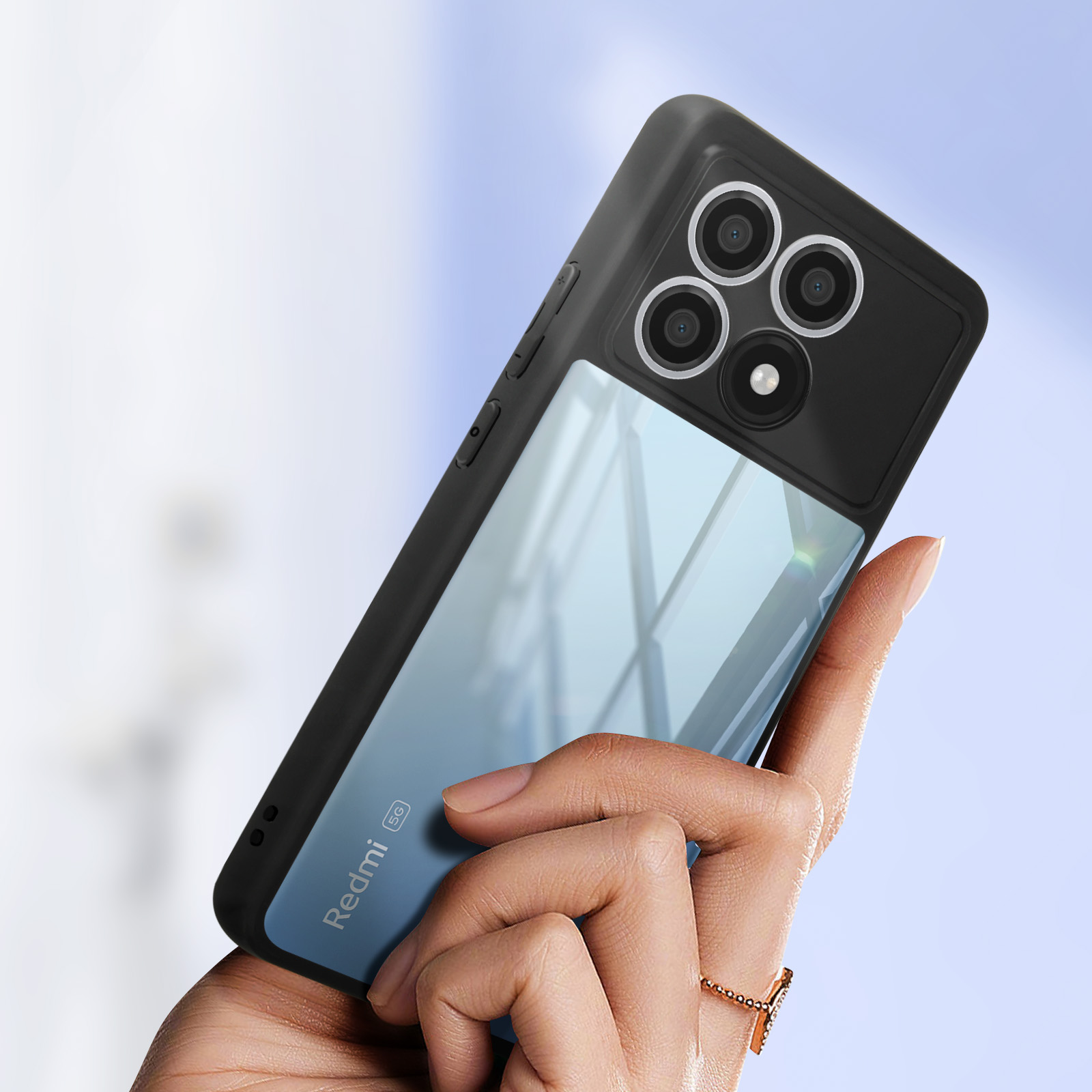 Una persona tiene in mano un telefono con una custodia blu. Il telefono ha un retro in vetro.