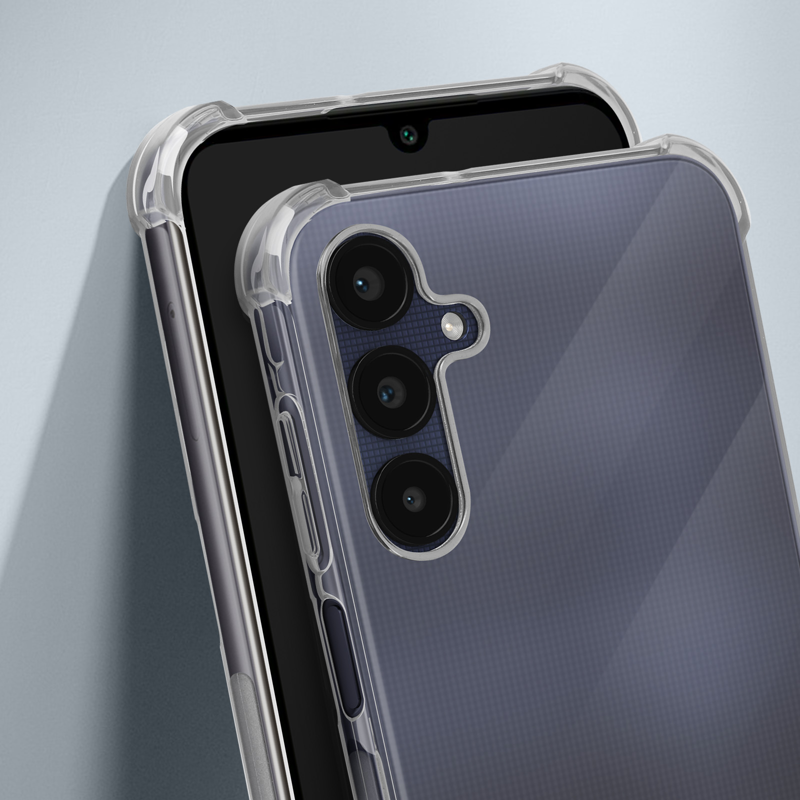 Primo piano di un telefono in una custodia trasparente. Il telefono ha una fotocamera. La custodia ha una cornice trasparente.