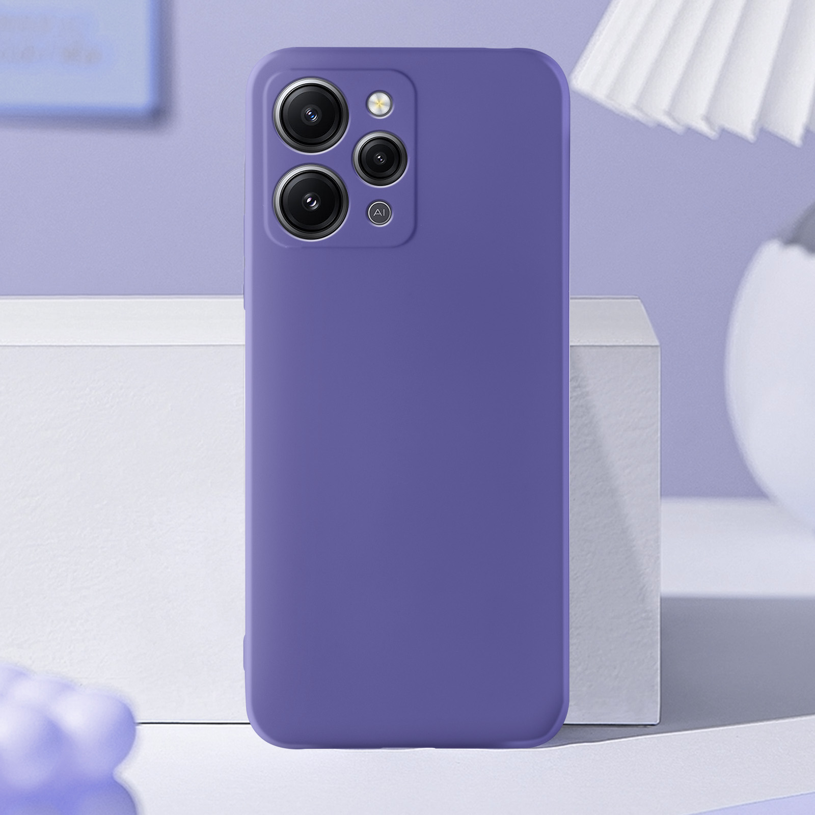 Custodia viola per telefono, tre obiettivi della fotocamera, su superficie bianca.