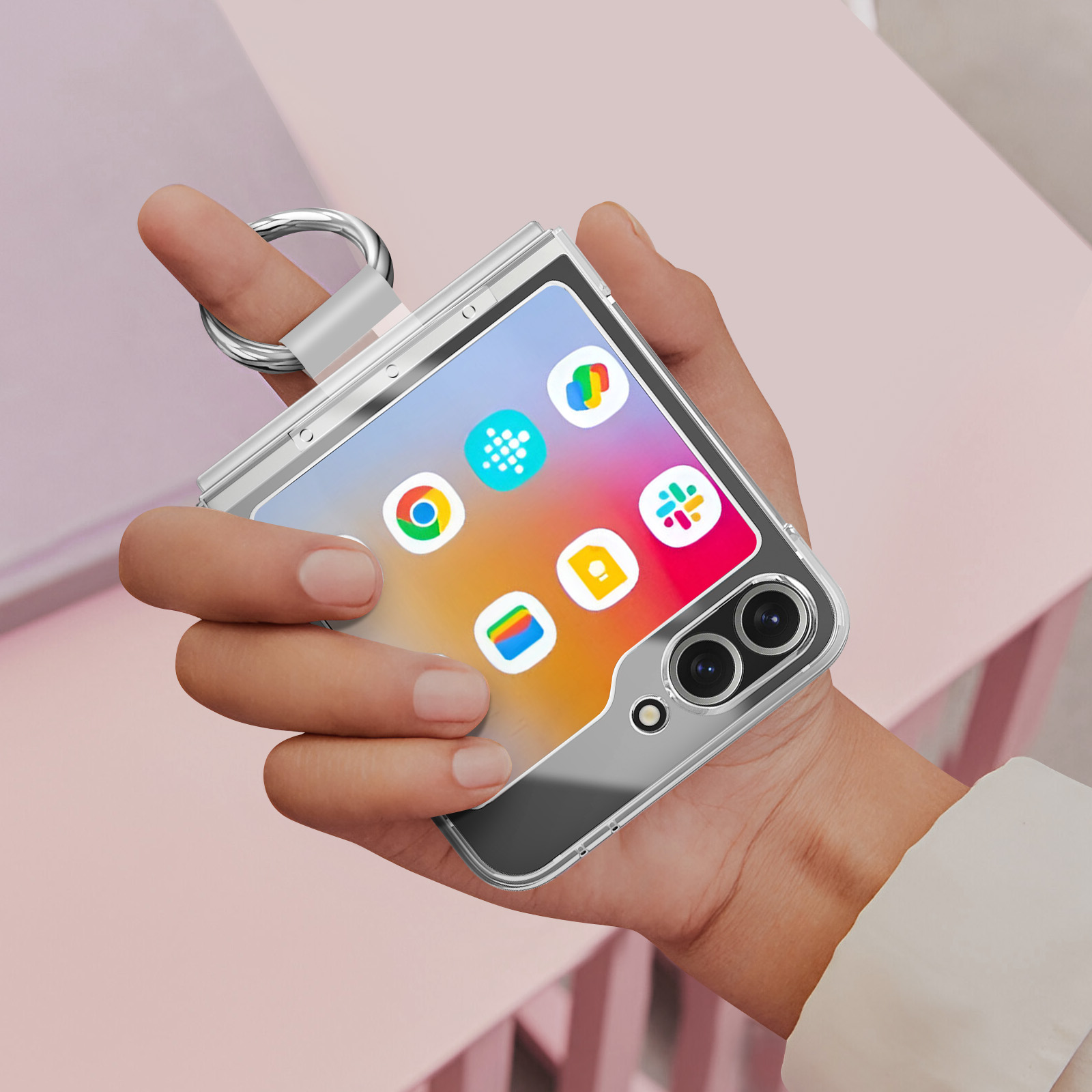 Mano che tiene un telefono con icone di app, custodia trasparente con anello.