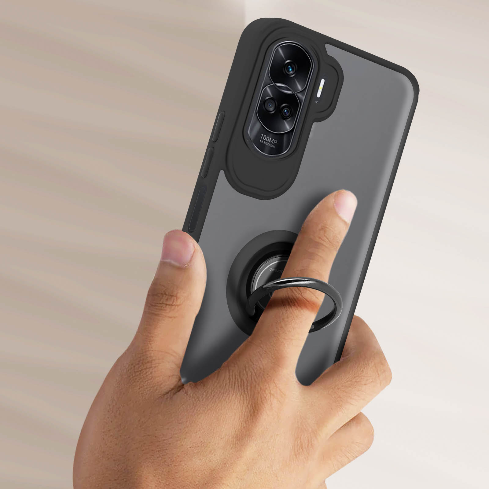 Persoon houdt telefoon met ringhouder vast. Zwarte en grijze hoes. Neutrale achtergrond.