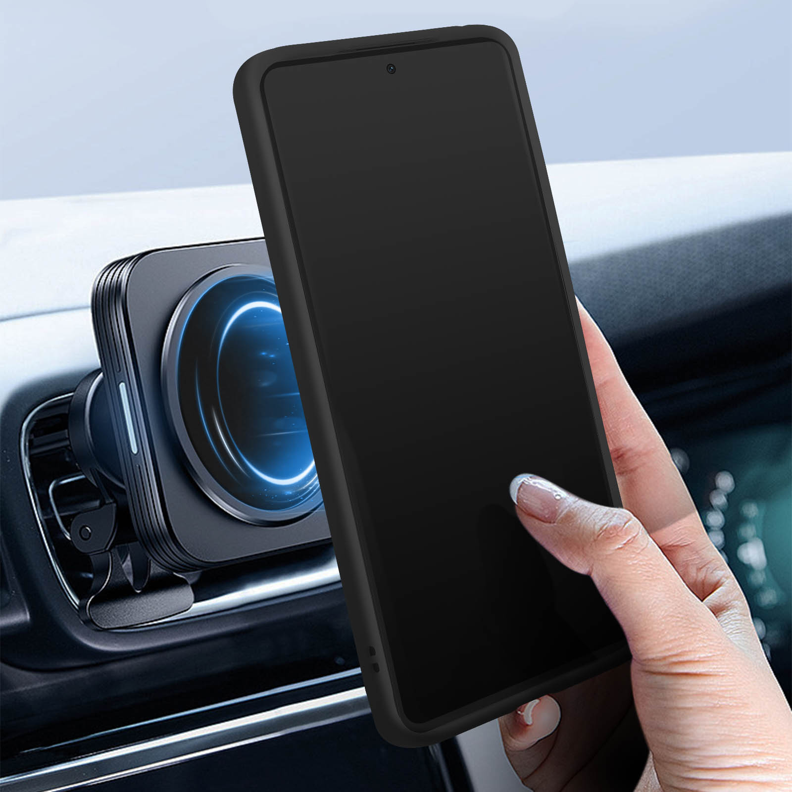 Hand die een zwarte telefoon vasthoudt naast een telefoonhouder in een auto. Donker interieur.