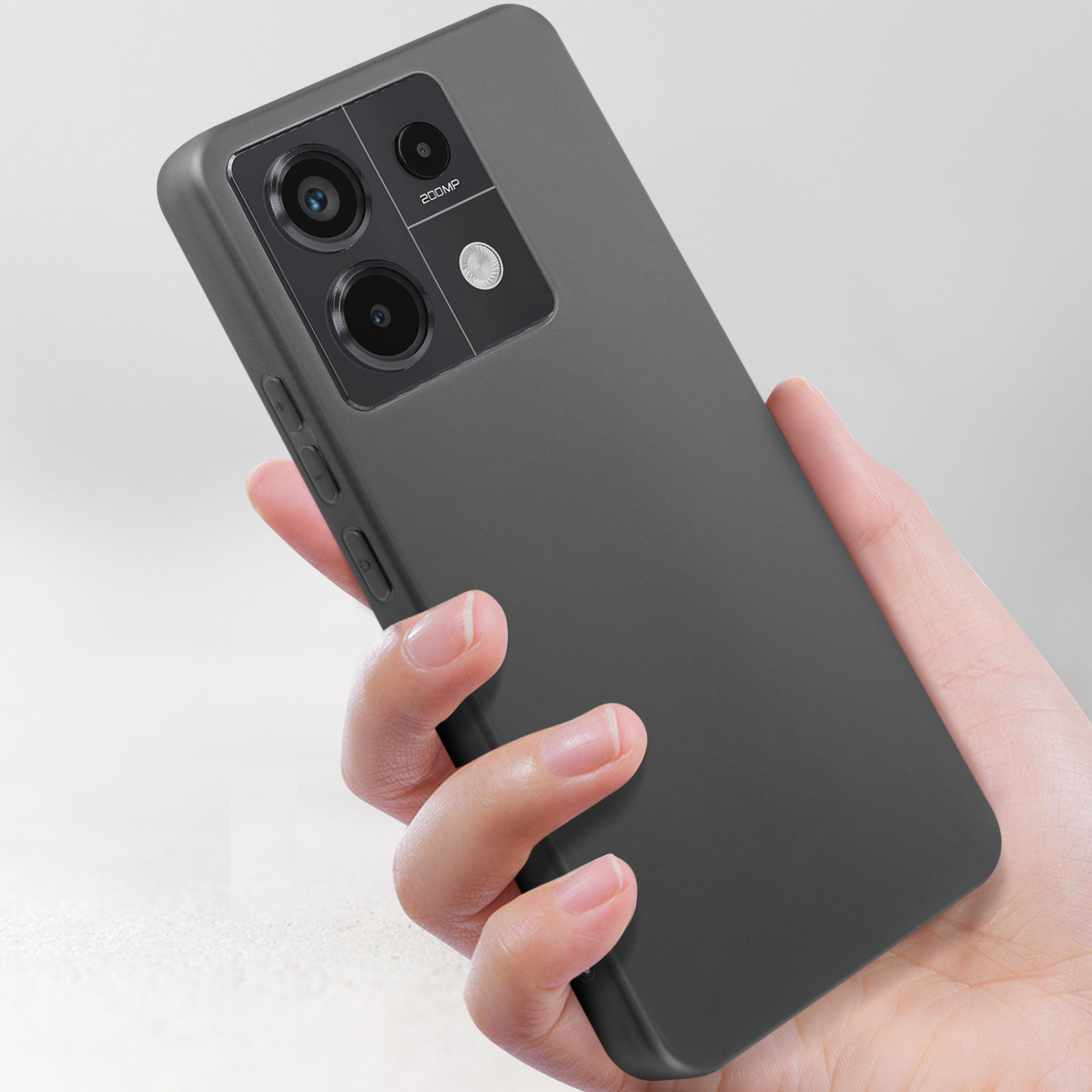 Una persona tiene in mano un telefono grigio scuro in una custodia.