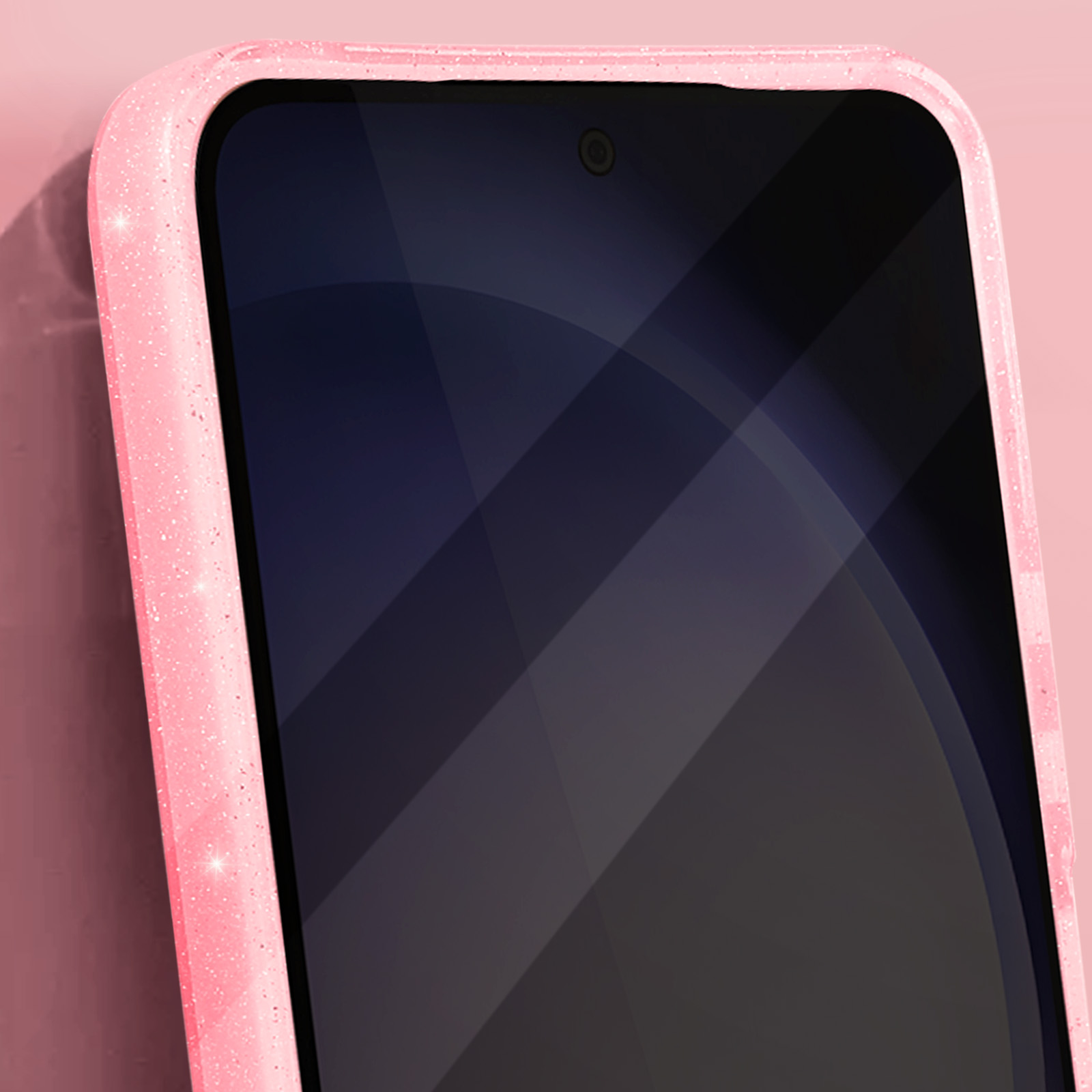 Primo piano di un telefono con custodia rosa glitterata, che mostra lo schermo.