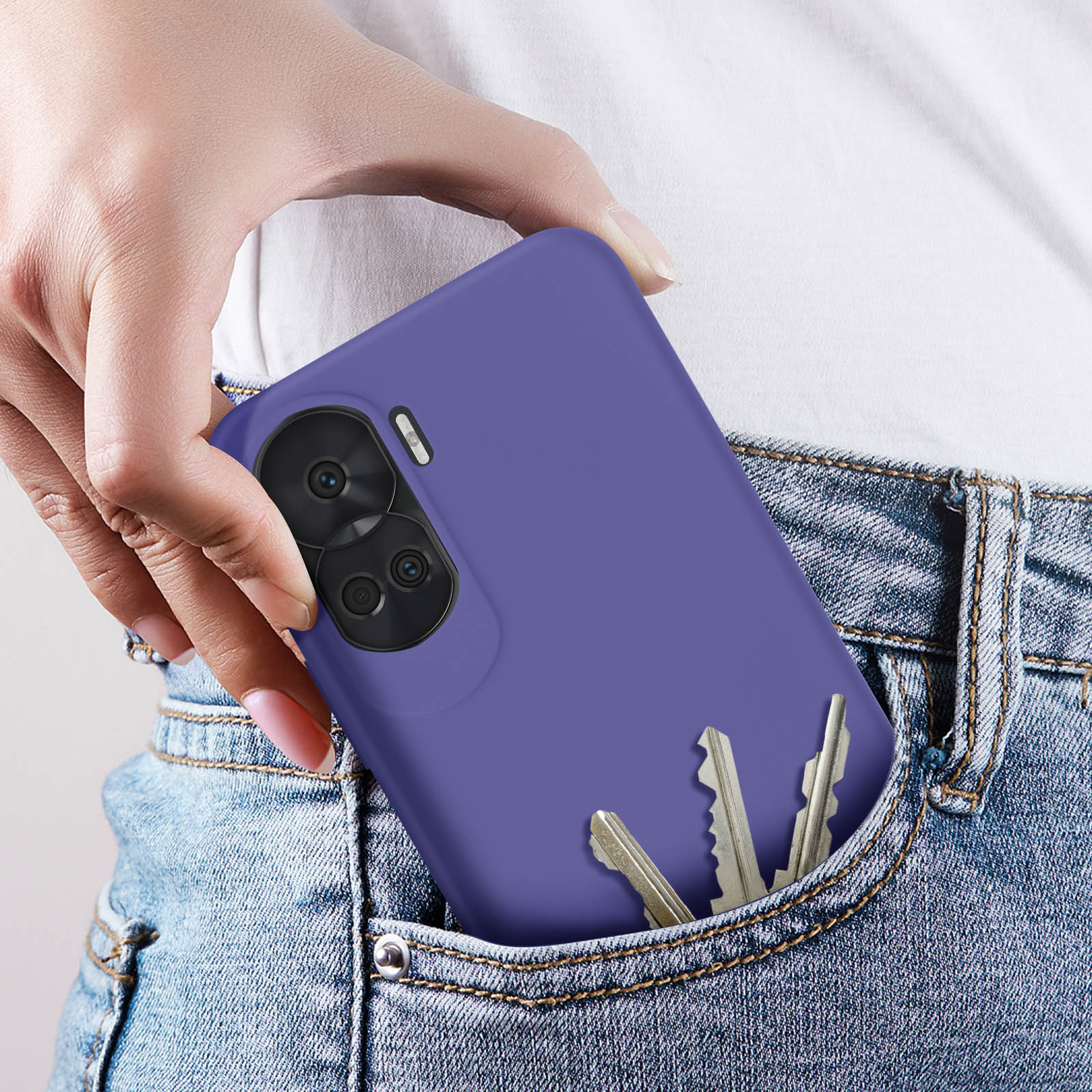 Ein Telefon mit Schlüsseln in einer Tasche. Die Handyhülle ist lila.
