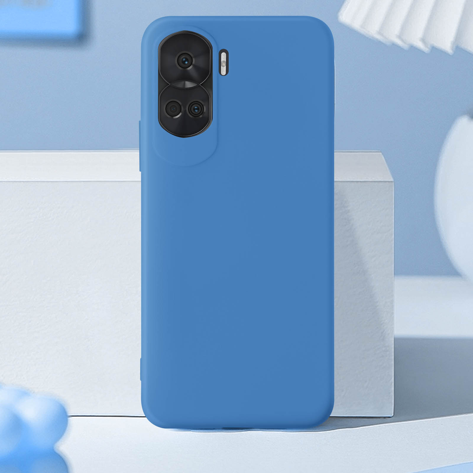 Blaue Handyhülle mit Kamera. Handyhülle mit Kamera und weißem Hintergrund.