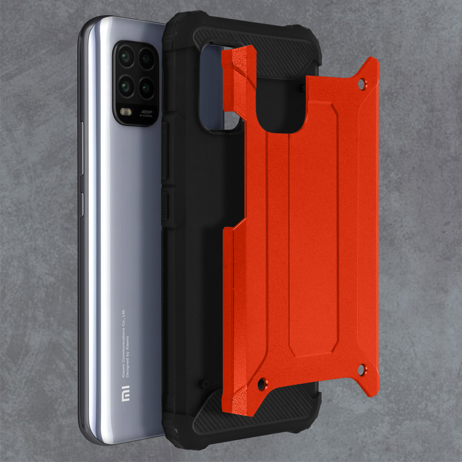 Telefono in una custodia. La custodia è arancione e nera. Lo sfondo è grigio.