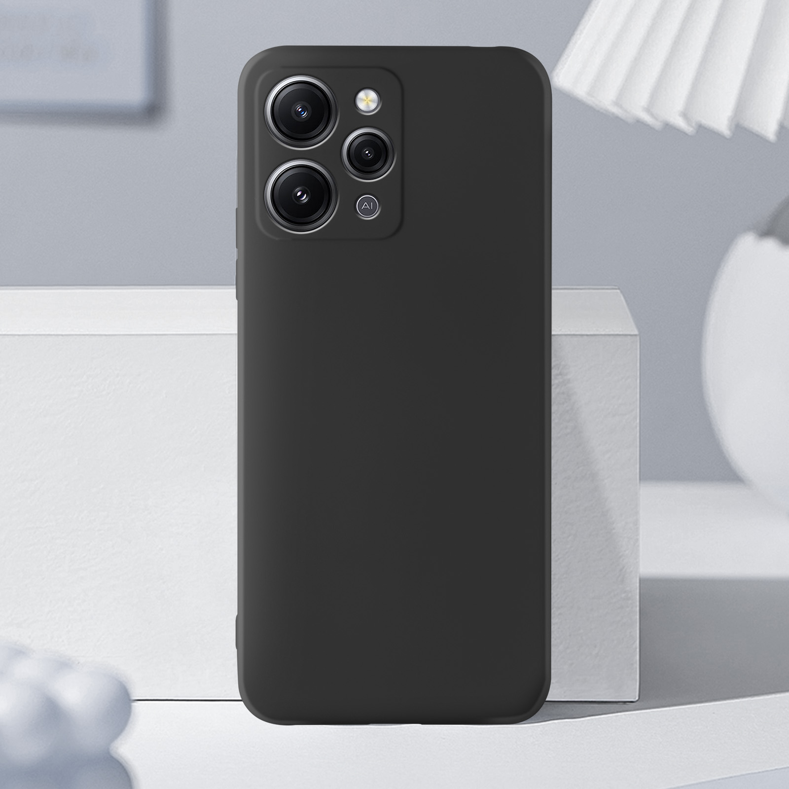 Custodia nera per telefono con più lenti della fotocamera. La custodia è su un blocco bianco.