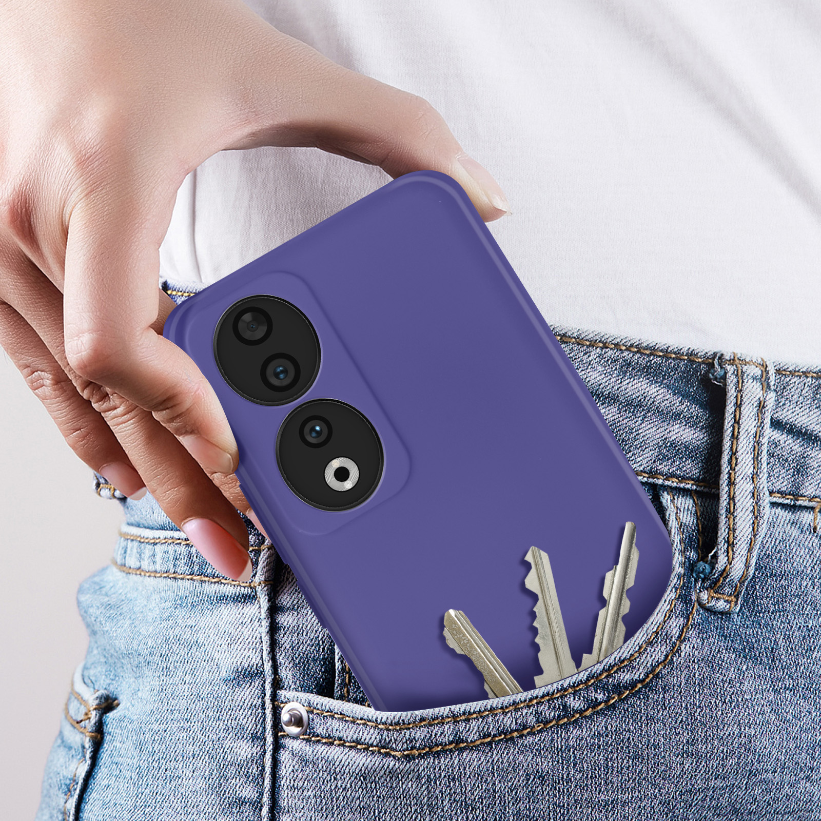 Custodia per telefono viola in tasca con chiavi. Tasca dei jeans blu.