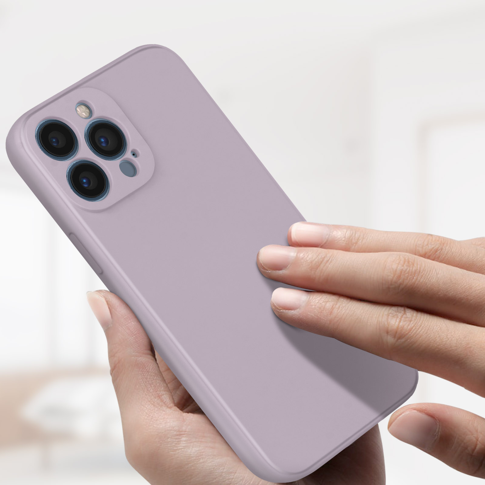 Mani che tengono una custodia viola. Mostra il retro del telefono.