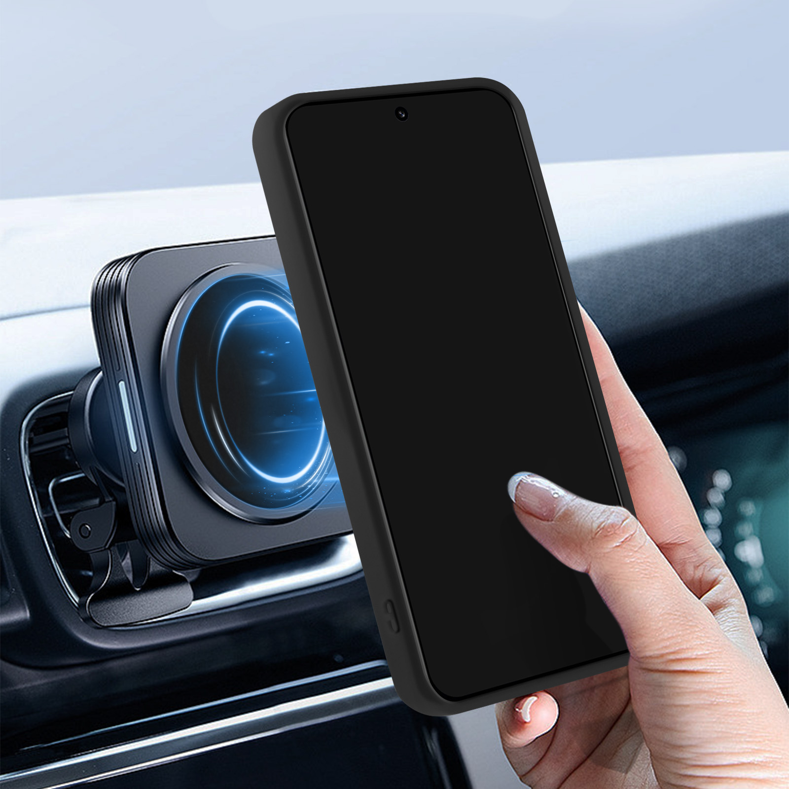 Custodia nera per telefono attaccata a un supporto per auto. Una mano tiene il telefono su sfondo grigio.