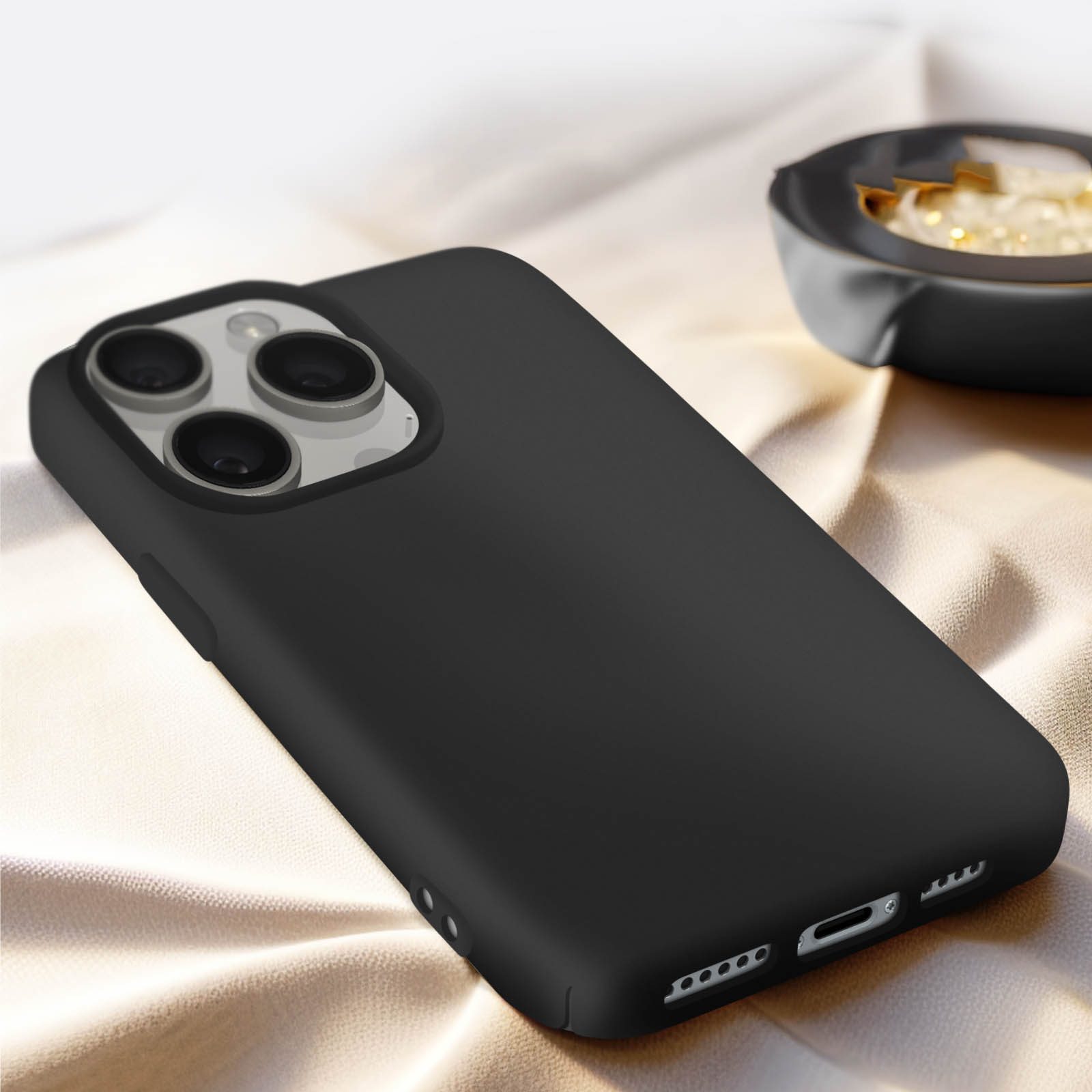 Custodia nera su superficie beige. Telefono con tre fotocamere.