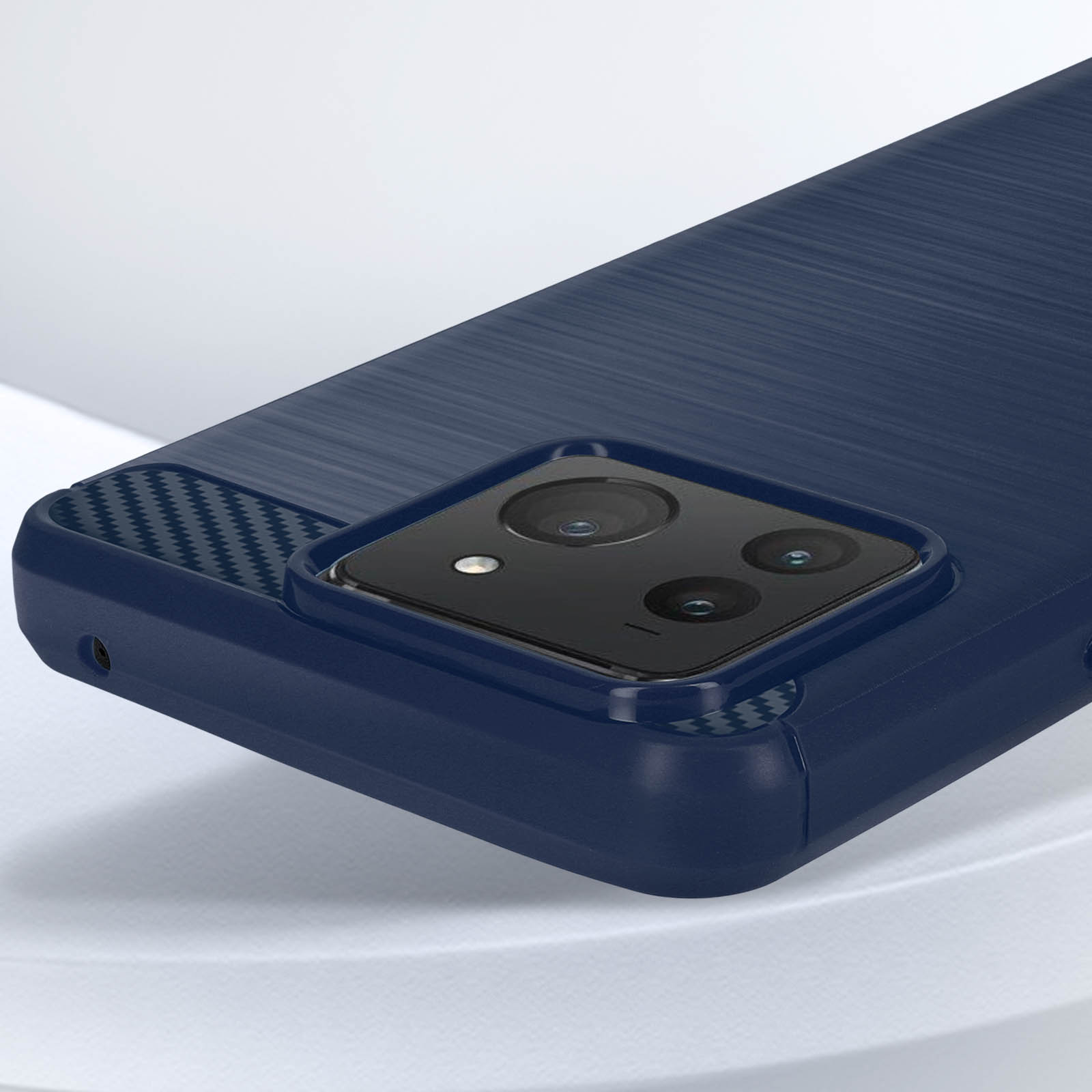 Primer plano de una funda azul para teléfono, mostrando el área de la cámara con textura de fibra de carbono.