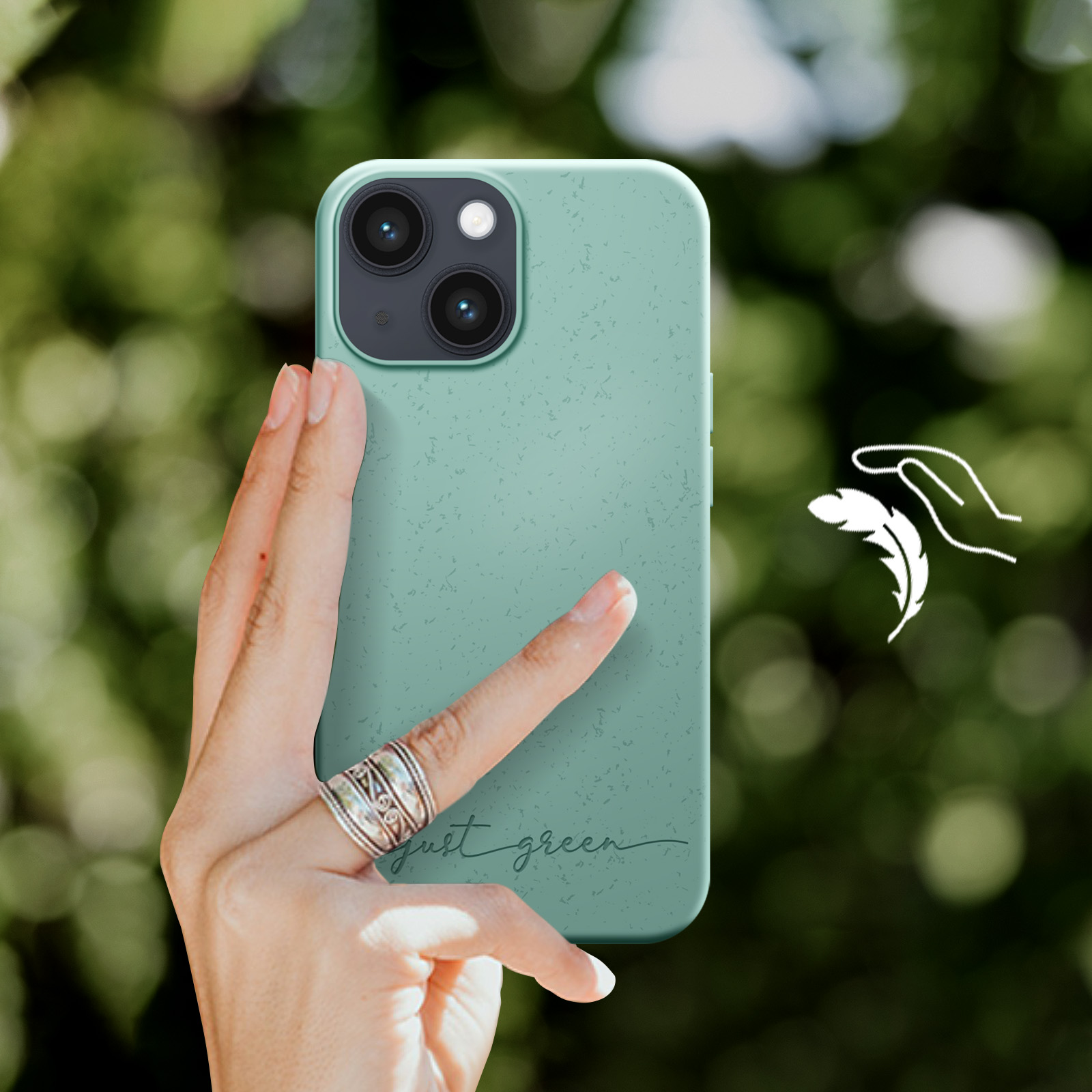 Eine Hand hält eine mintgrüne Handyhülle mit dem Schriftzug 'just green.' darauf.