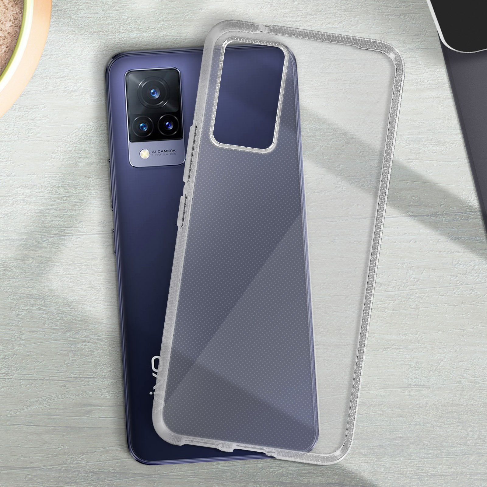Telefono con custodia trasparente, che mostra la parte posteriore del telefono, il modulo fotocamera e una custodia trasparente sopra.