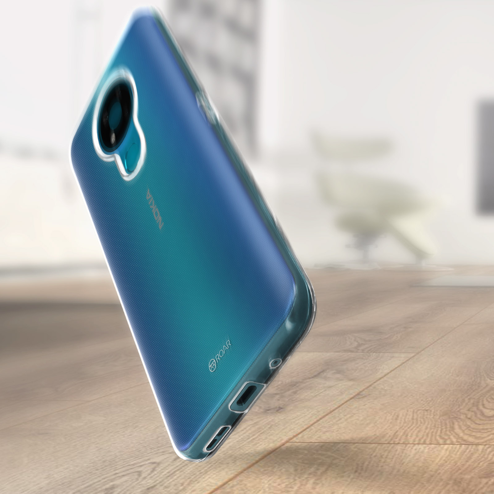 Una custodia blu per telefono con cornice trasparente su una superficie di legno.