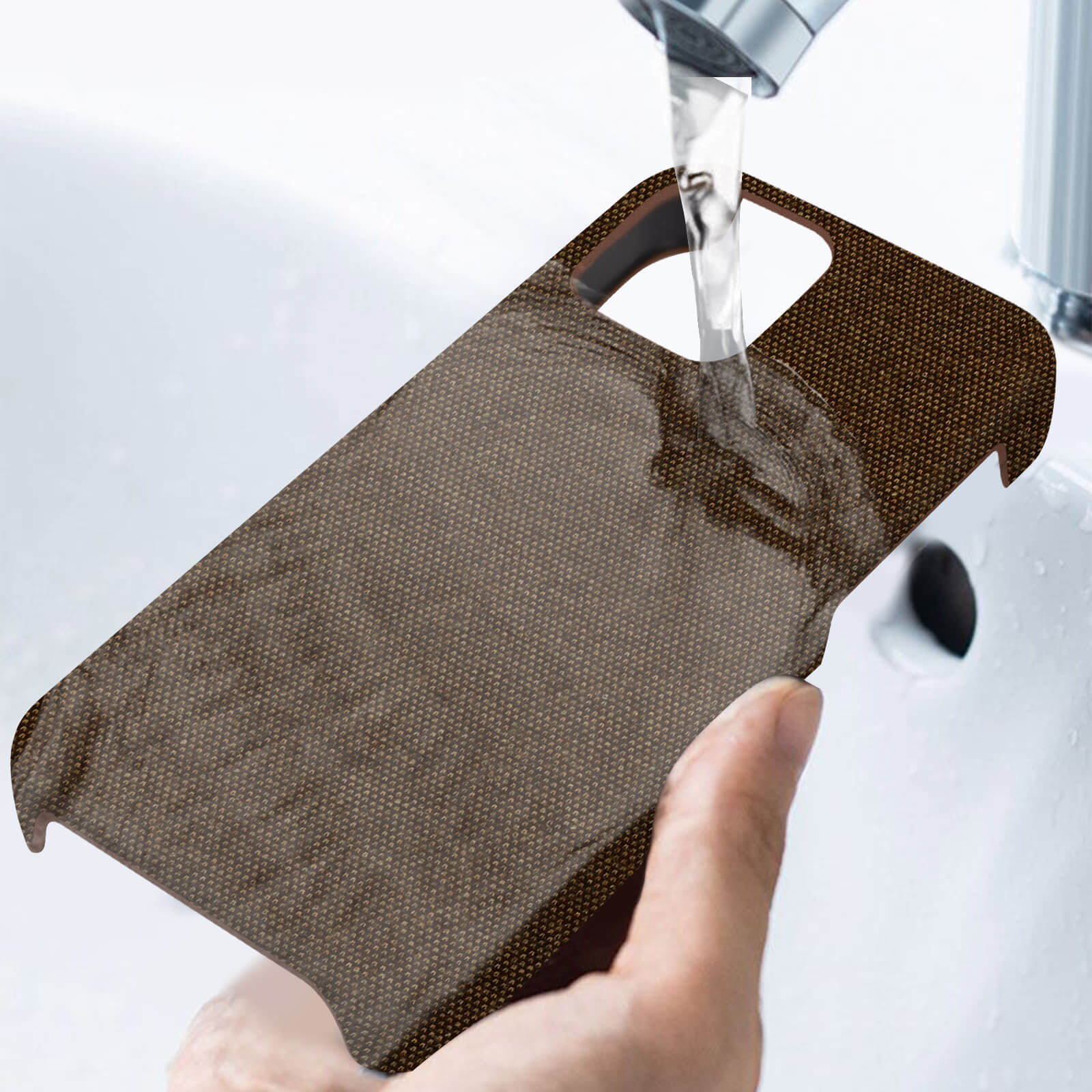 Acqua che scorre su una custodia per telefono in un lavandino. La custodia è marrone e ha un motivo. Una mano tiene la custodia.