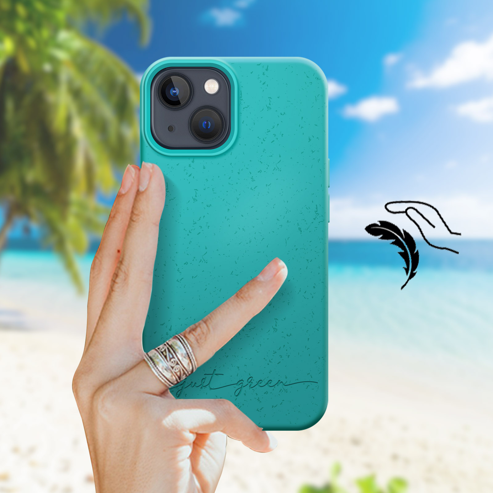 Mano che tiene una custodia turchese, con disegno di piuma sulla spiaggia sullo sfondo.