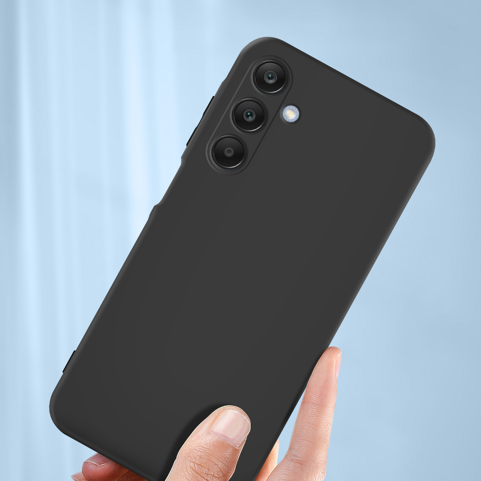 Mano che tiene un telefono nero. Sfondo sfumato blu.