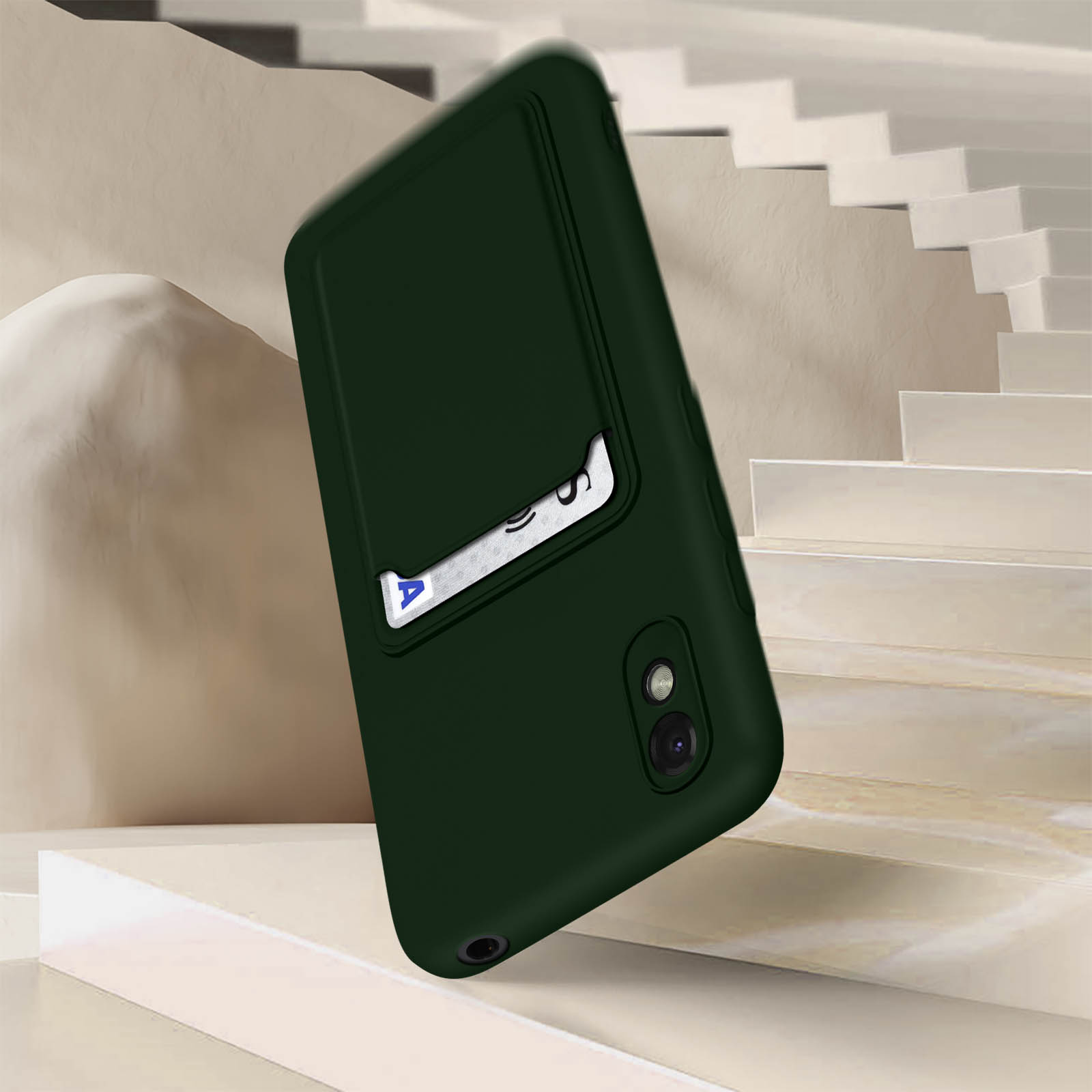 Custodia verde scuro per telefono con portacarte. La custodia è su una superficie bianca con scale sullo sfondo.