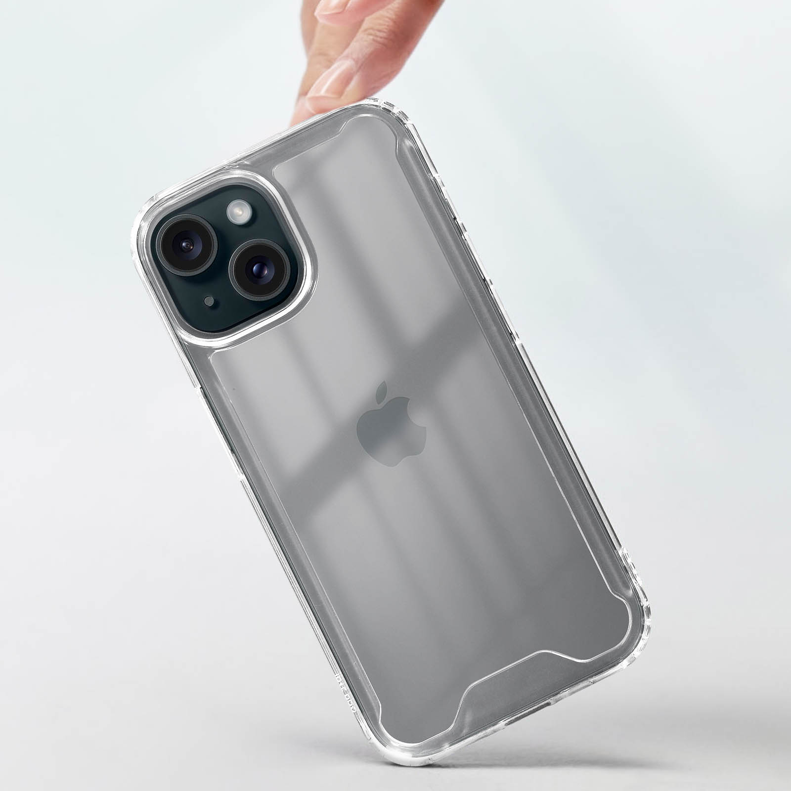 Mano che tiene un telefono con una custodia trasparente. Il telefono ha un sistema di fotocamera a tripla lente.