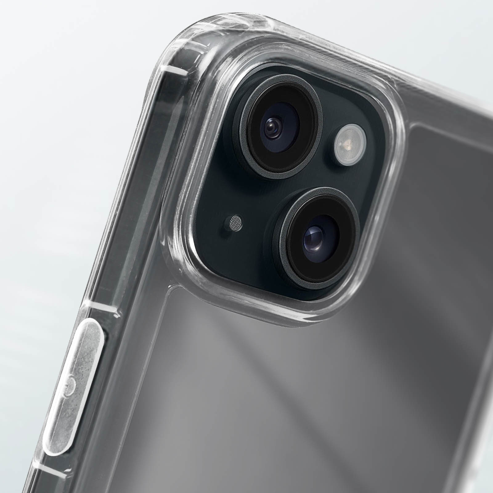 Primo piano di una custodia per telefono con tre lenti della fotocamera. La custodia è trasparente.