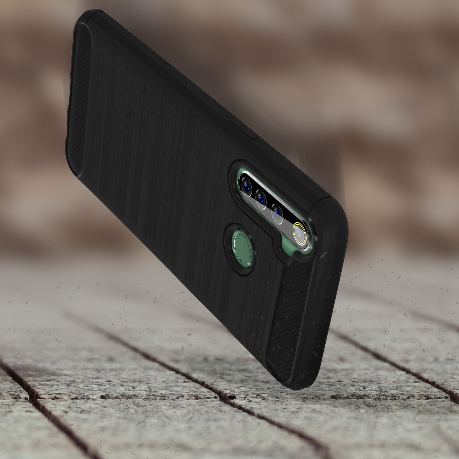 Custodia nera per telefono, vista angolata. Telefono su superficie in legno con gocce d'acqua.