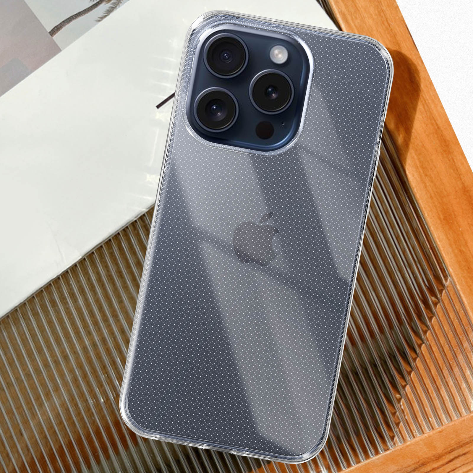 Telefono in custodia trasparente, su superficie di legno.