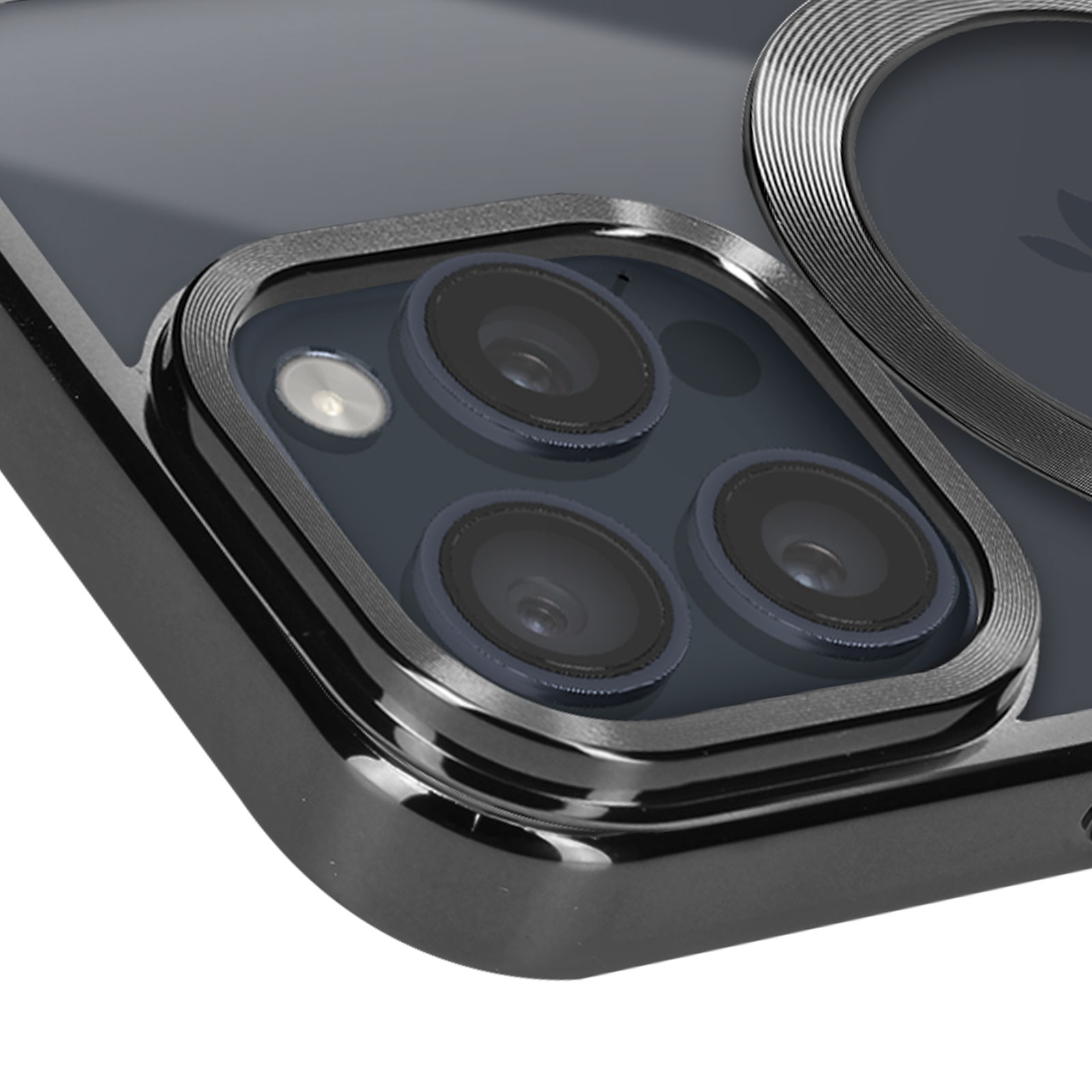 Primo piano di una custodia per telefono con tre fotocamere e un anello argentato, circondata da una cornice nera.