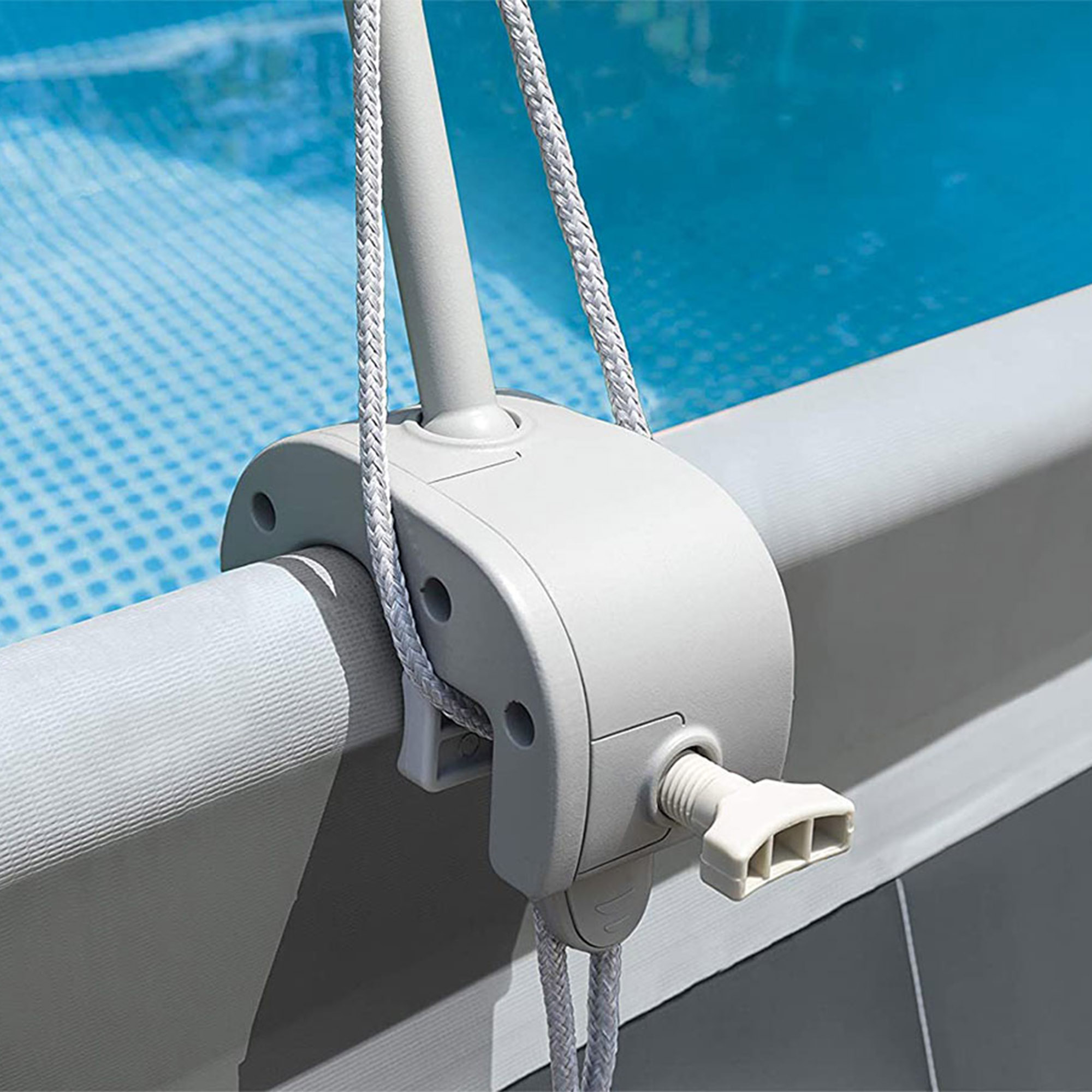 Pool-Seilzugsystem. Grauer Kunststoff, weißes Seil, am Poolrand montiert. Isoliert auf Weiß.