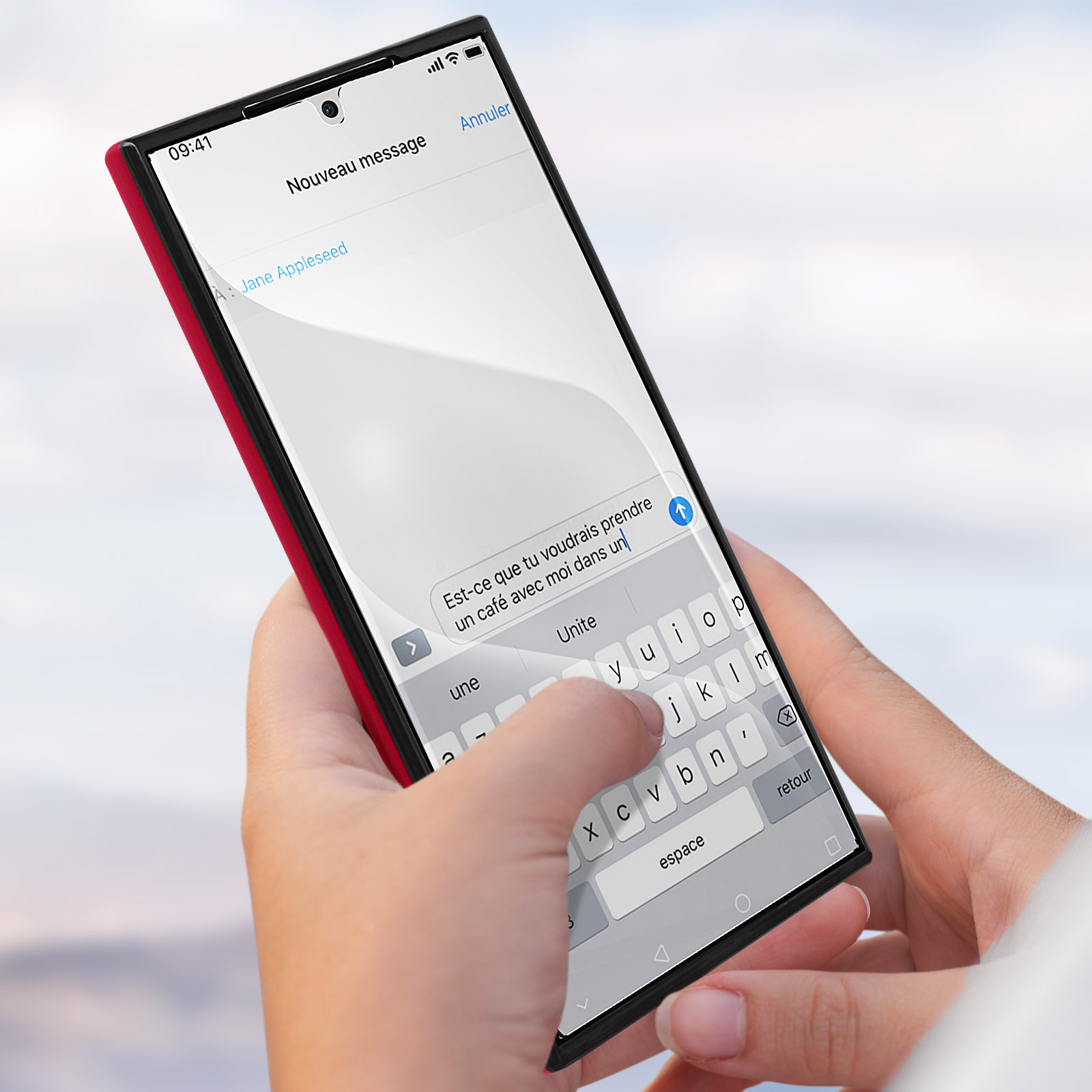 Persona che tiene un telefono con un messaggio, digitando sulla tastiera.