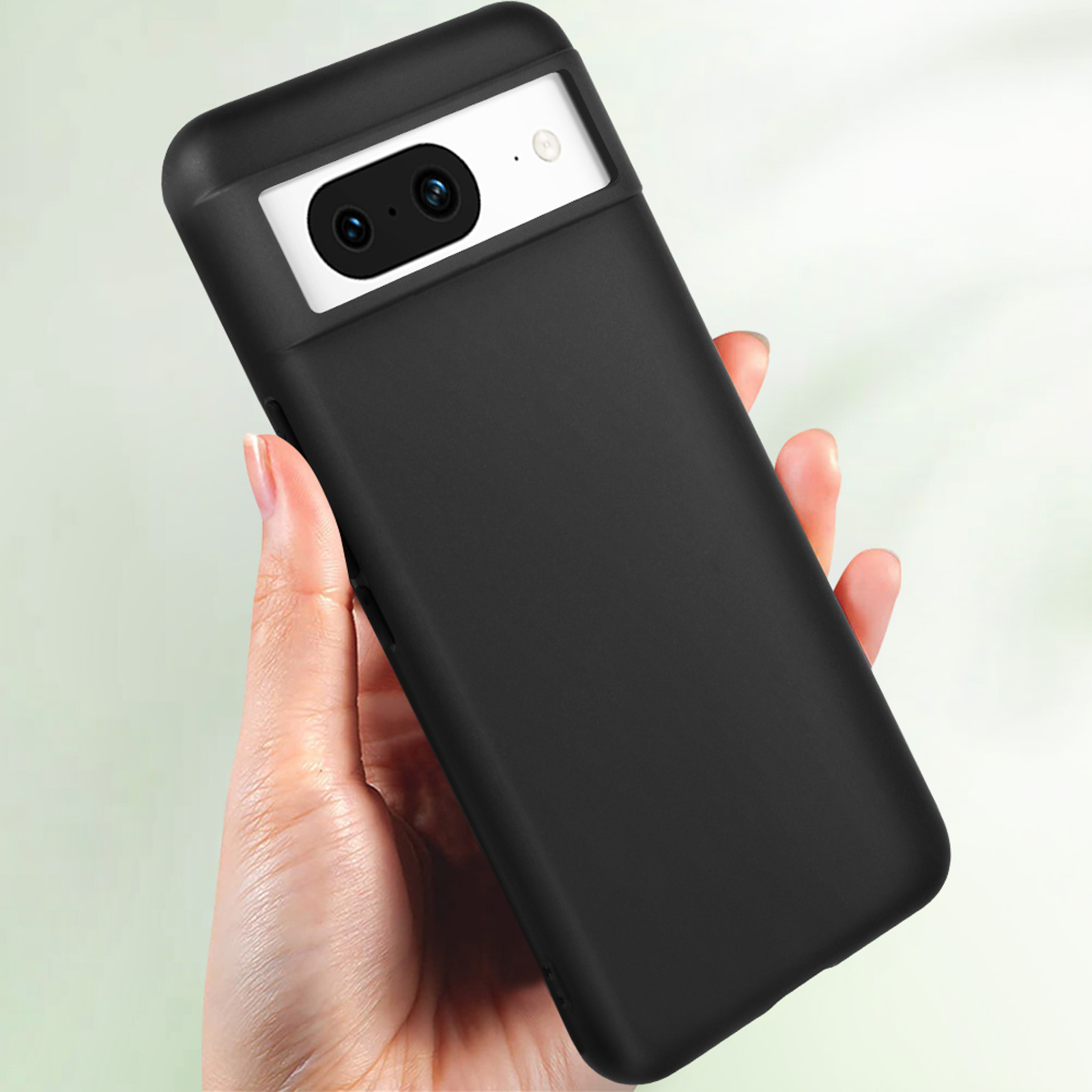 Una custodia nera per telefono con un ritaglio per la fotocamera. Una mano tiene il telefono. Lo sfondo è bianco.