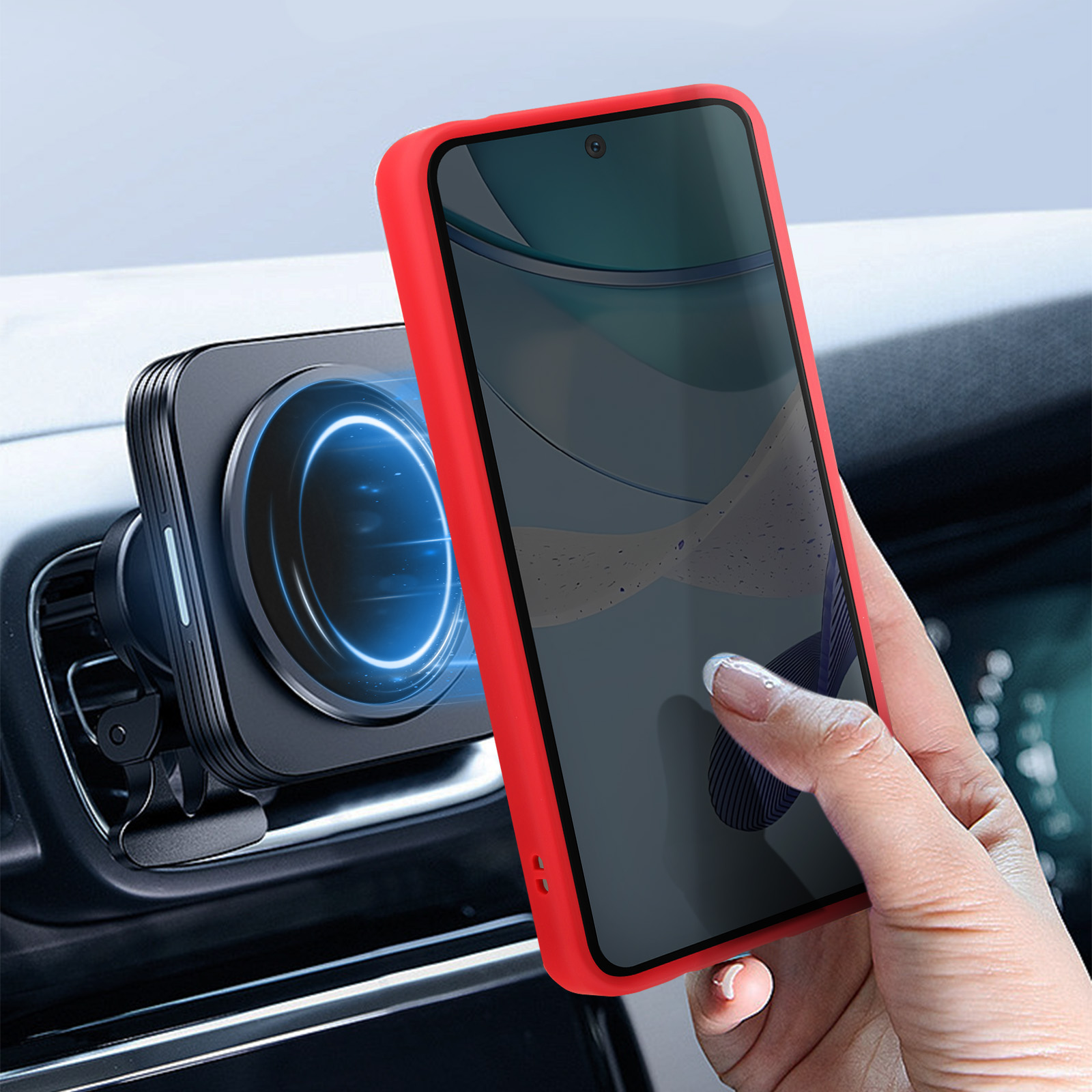 Telefono con custodia rossa attaccato a un supporto per auto. Una mano tiene il telefono.