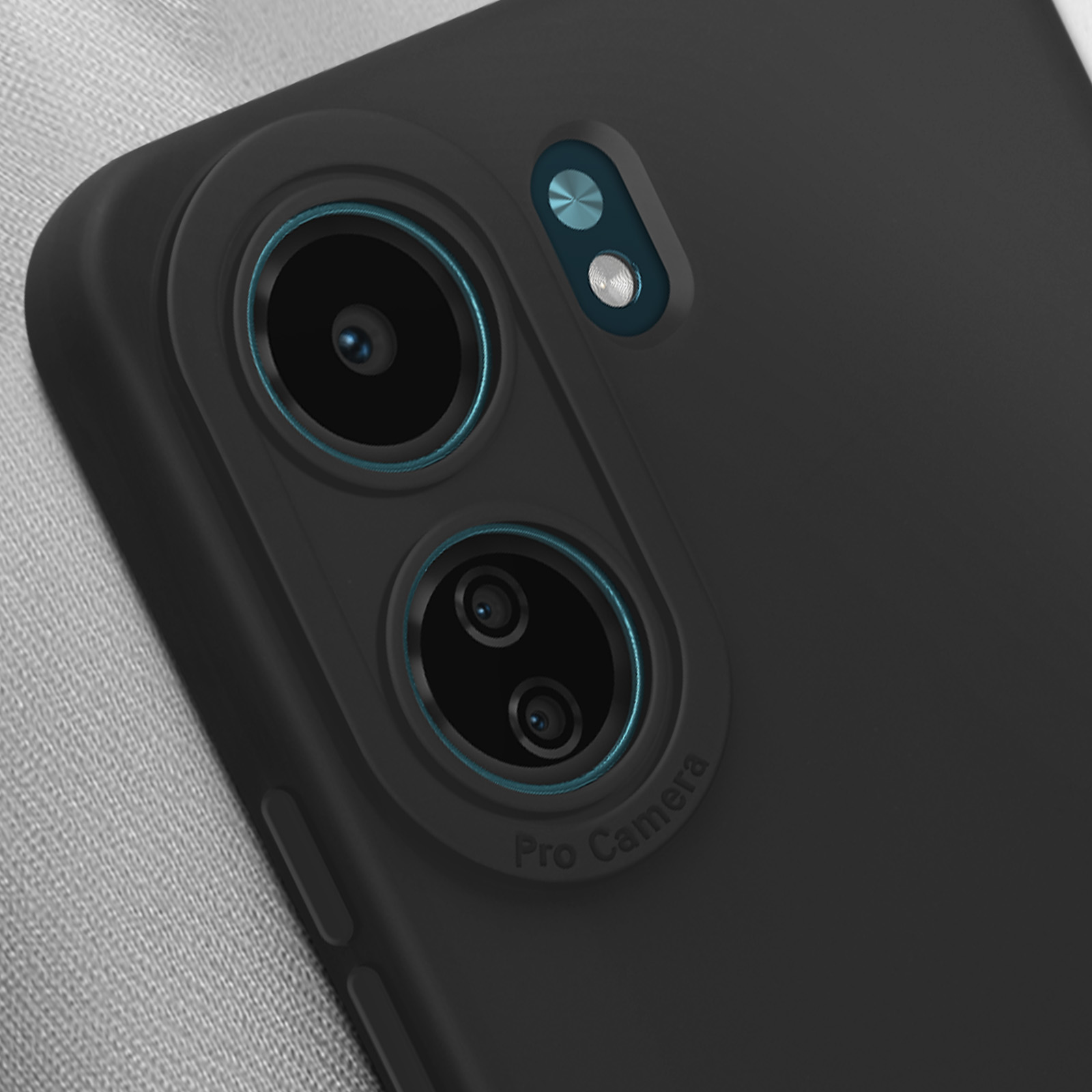 Zwarte telefoonhoes met camerabult, lenzen en flits, close-up, neutrale achtergrond.