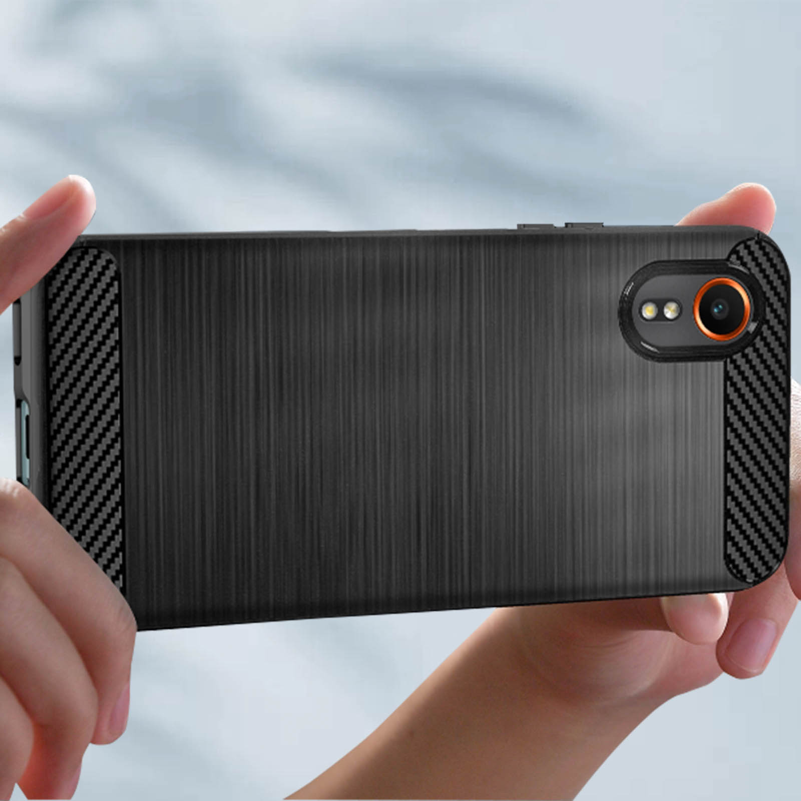 Handyhülle mit strukturiertem schwarzem Design. Das Telefon wird horizontal gehalten.