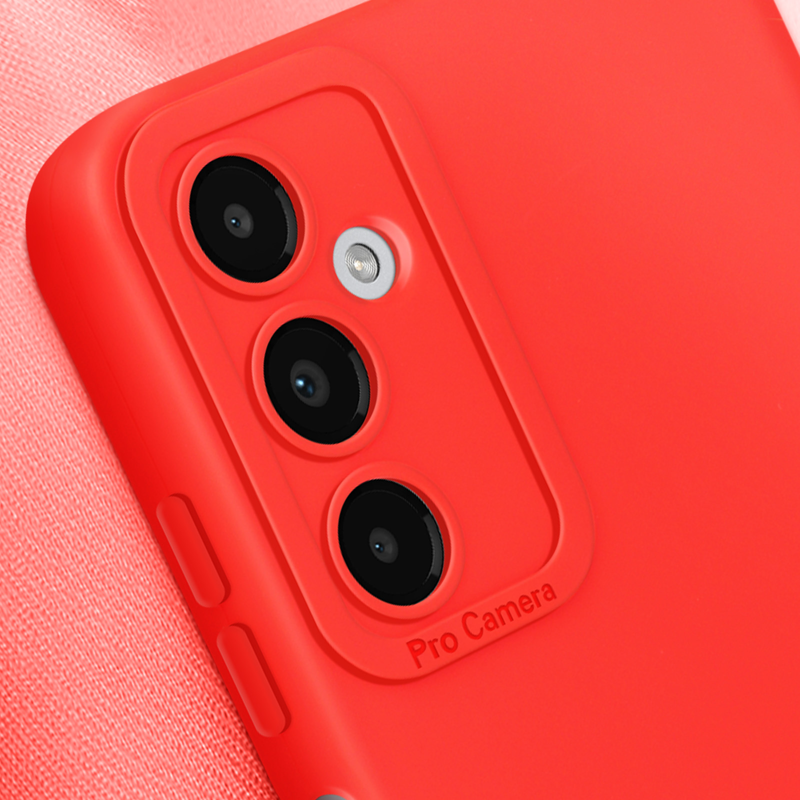 Primo piano di una custodia rossa con tre lenti della fotocamera e l'etichetta 'Pro Camera'.