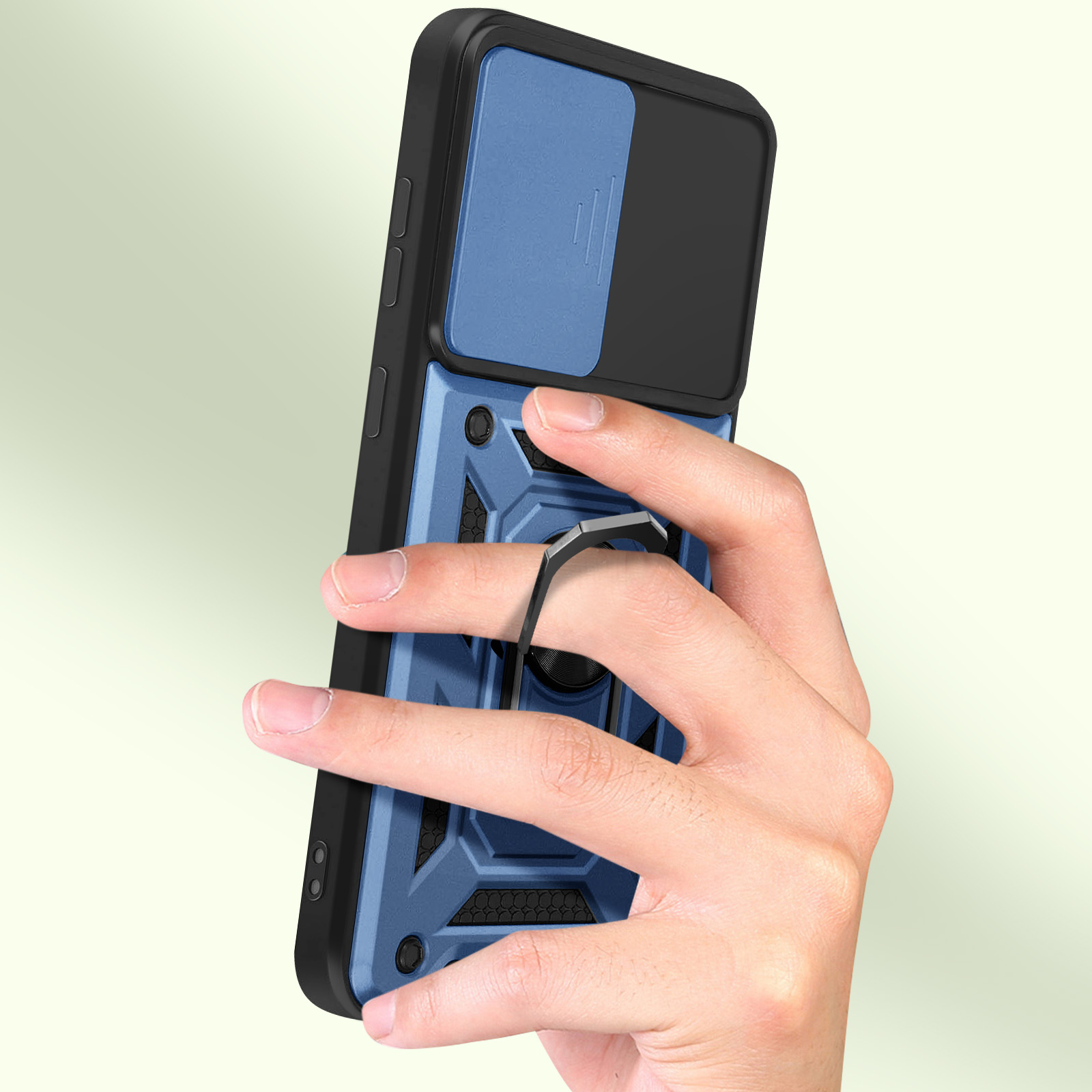 Mano che tiene un telefono con una custodia blu e nera. La custodia ha un supporto ad anello e un coperchio scorrevole.
