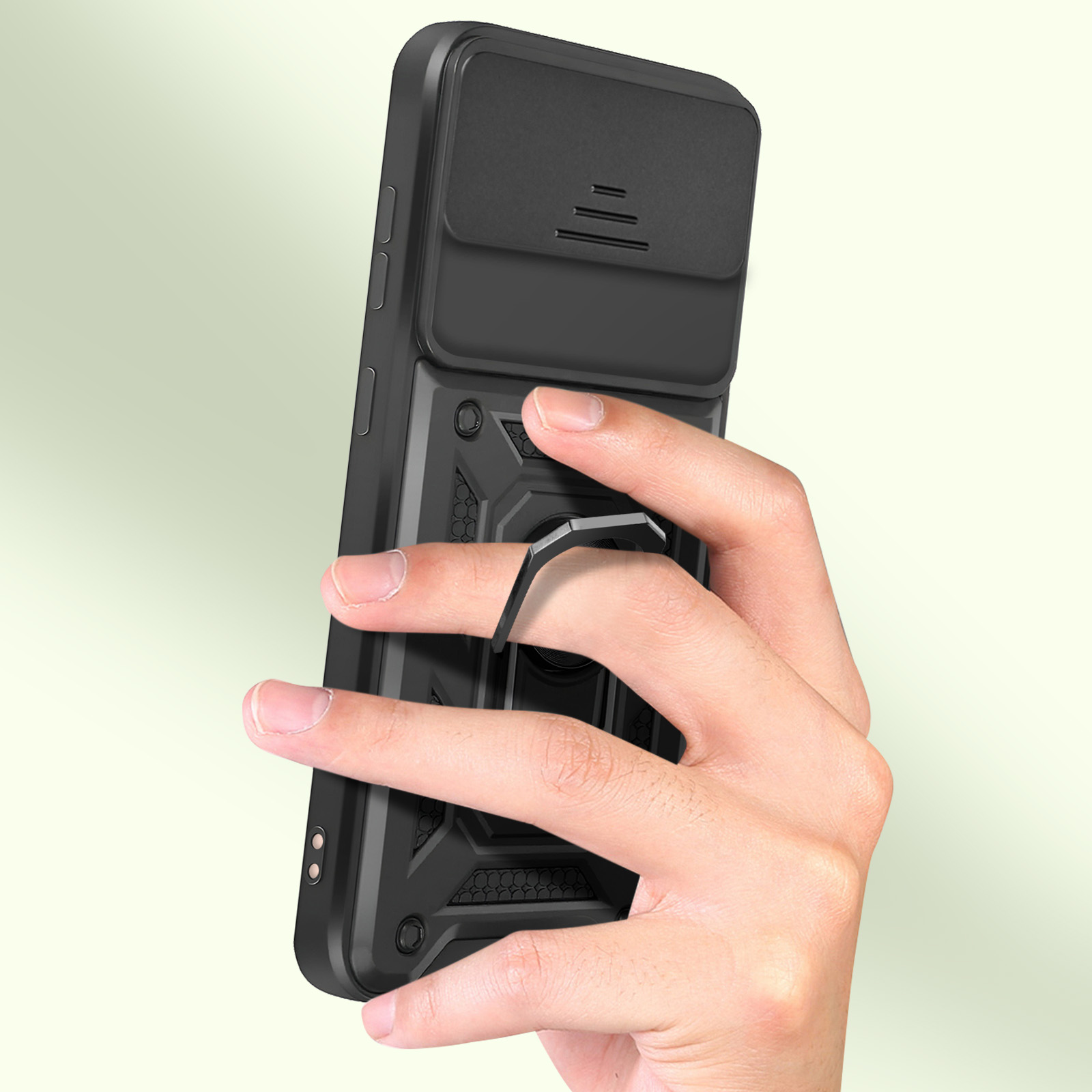 Una persona tiene in mano una custodia per telefono nera con un supporto ad anello.