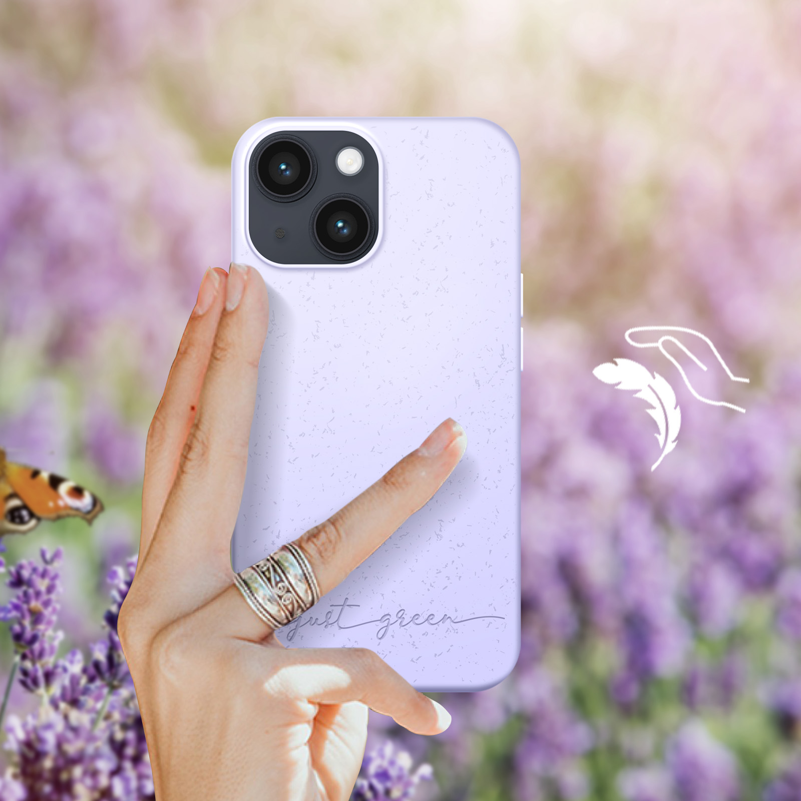 Mano che tiene un telefono lavanda con le parole 'just green' e una farfalla sullo sfondo.