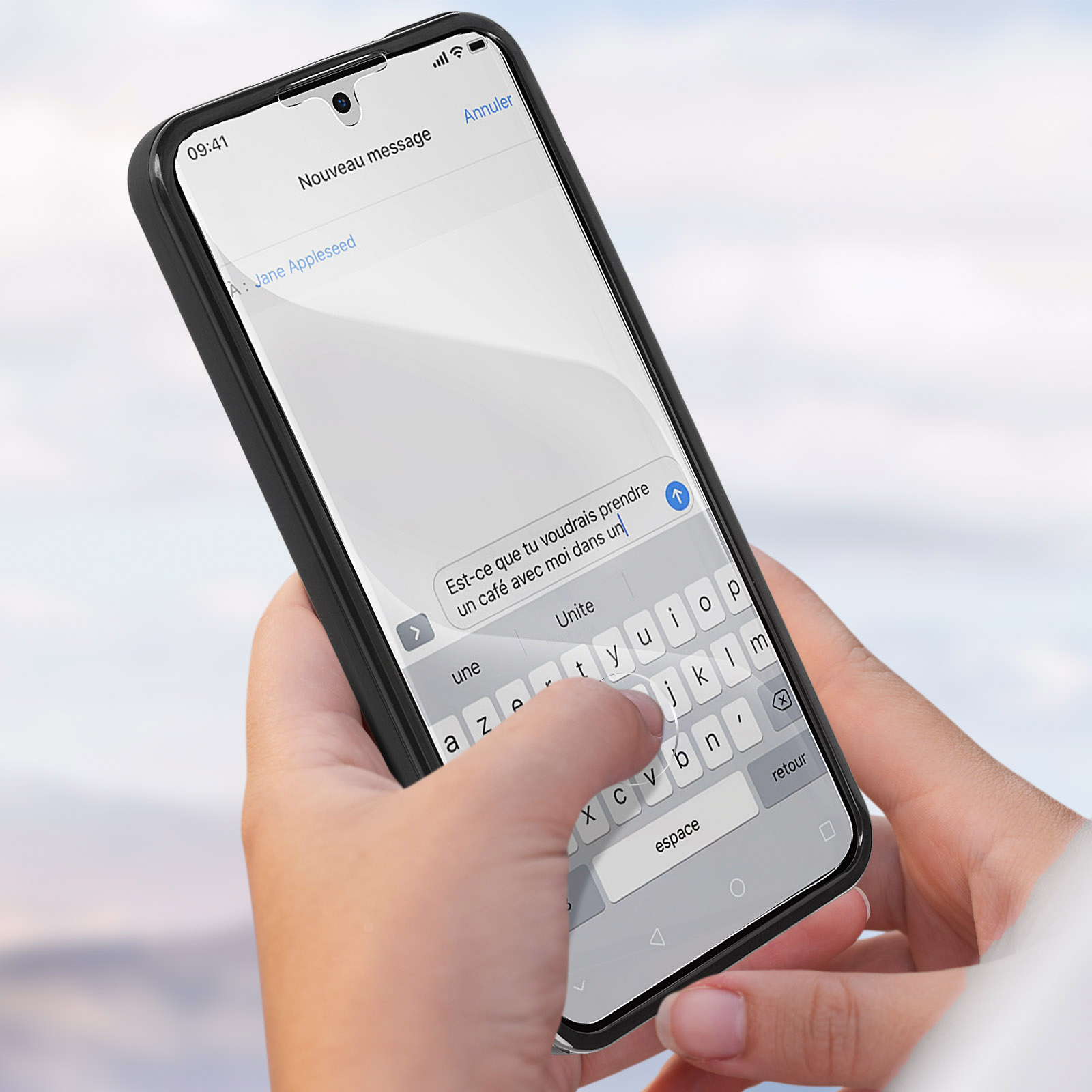 Uno schermo del telefono che mostra un messaggio di testo in francese. Il telefono ha una custodia nera, tenuta dalle mani.