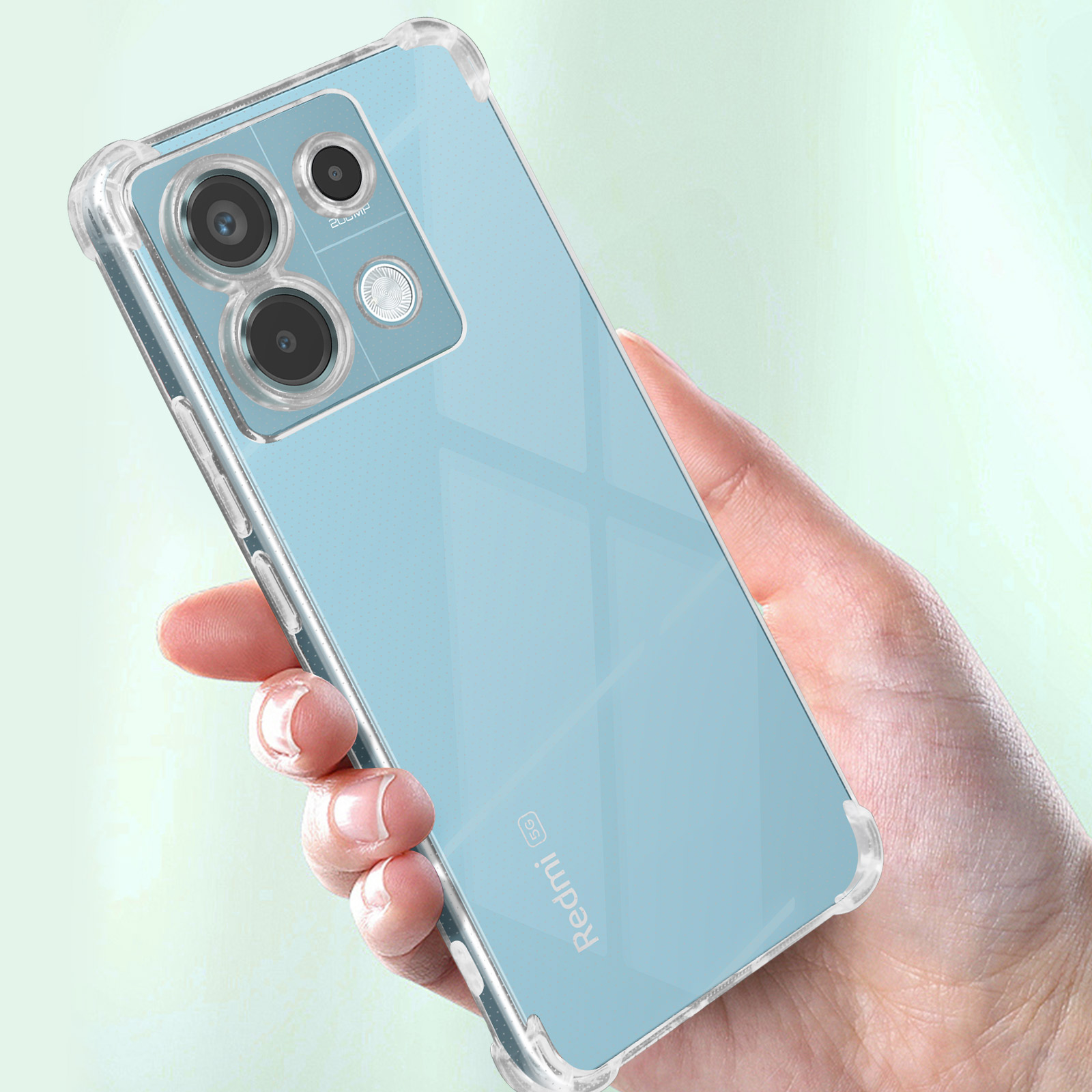 Custodia trasparente su telefono azzurro. Mano che tiene il telefono.