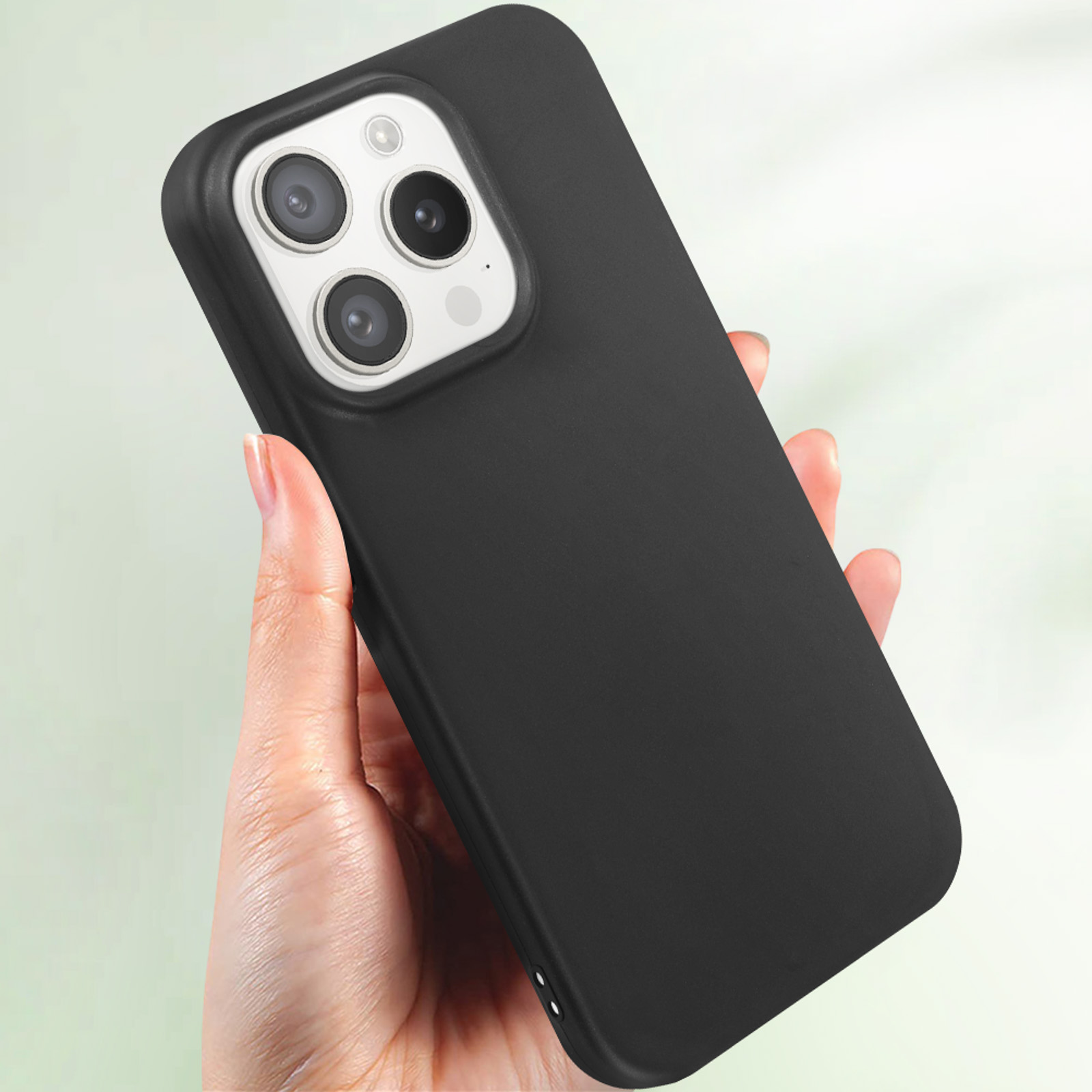 Mano che tiene un telefono nero con custodia nera. Il telefono ha tre obiettivi della fotocamera.