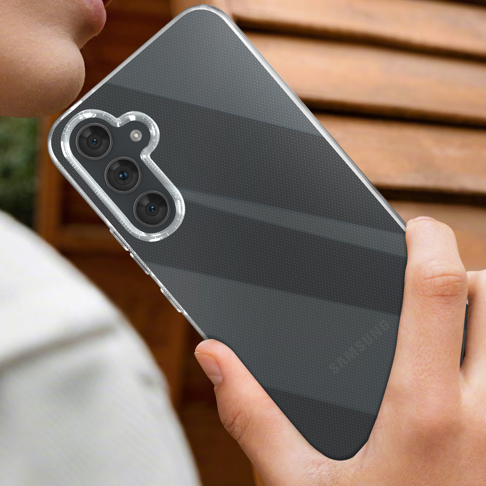 Una mano che tiene una custodia trasparente per telefono con logo Samsung.