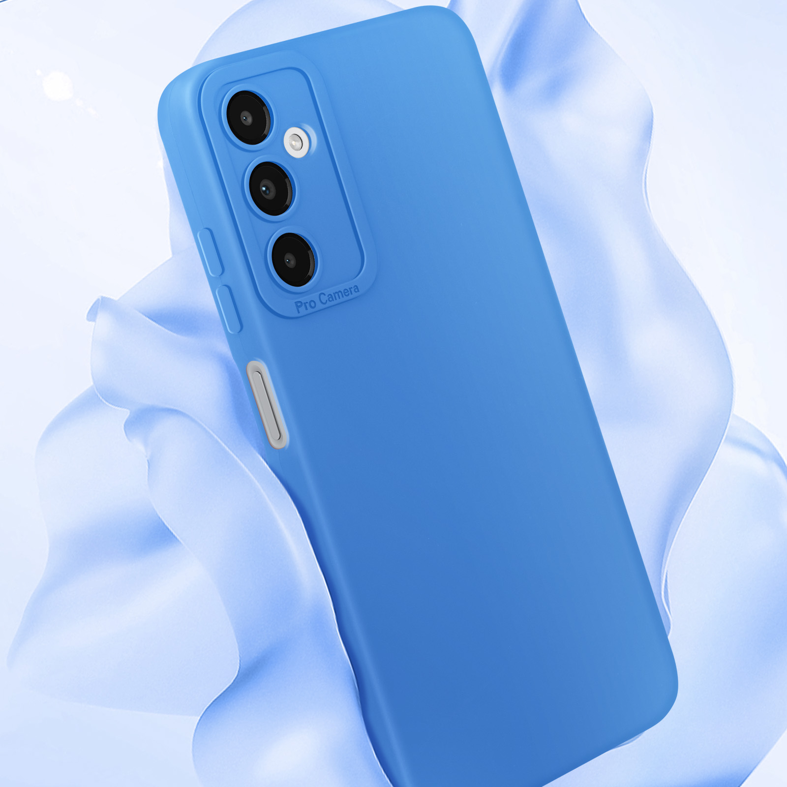 Blauwe telefoonhoes, bedekt het grootste deel van de telefoon. Lichtblauwe stof op de achtergrond. Pro Camera logo.