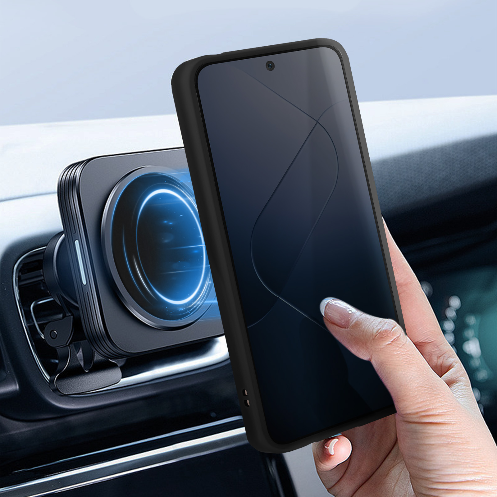Telefono con custodia nera su supporto auto. Mano che tiene il telefono.
