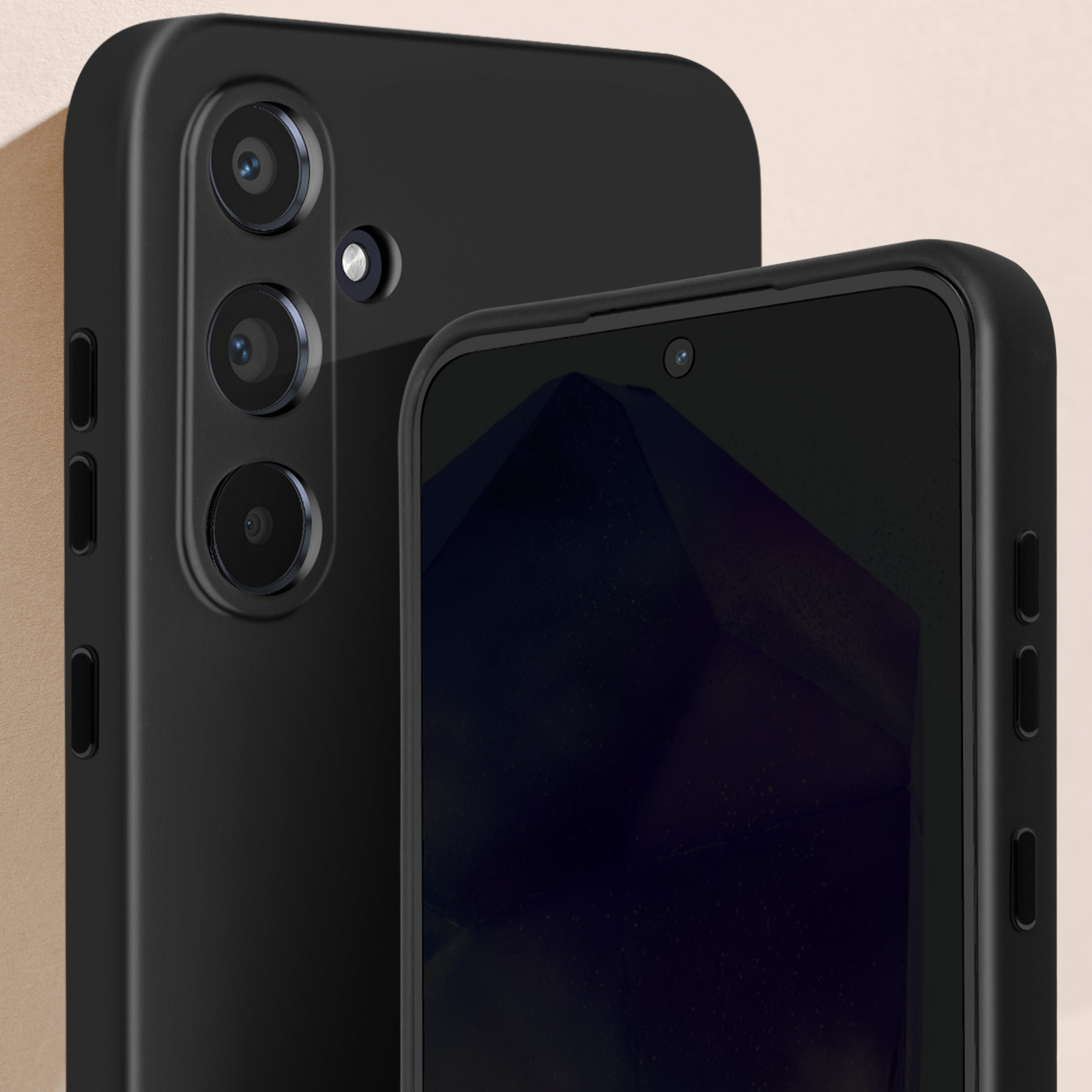 Custodia nera per telefono su un telefono nero. La custodia ha tre fori per fotocamera.
