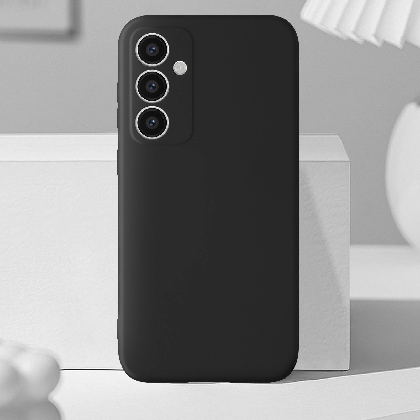Custodia nera per telefono con tre obiettivi. Design semplice.