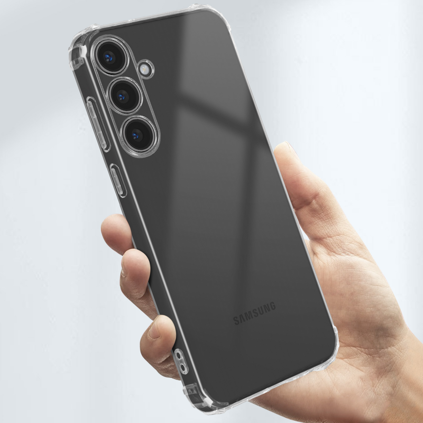Una mano che tiene un telefono all'interno di una custodia trasparente, con tre fotocamere e il logo Samsung visibile.