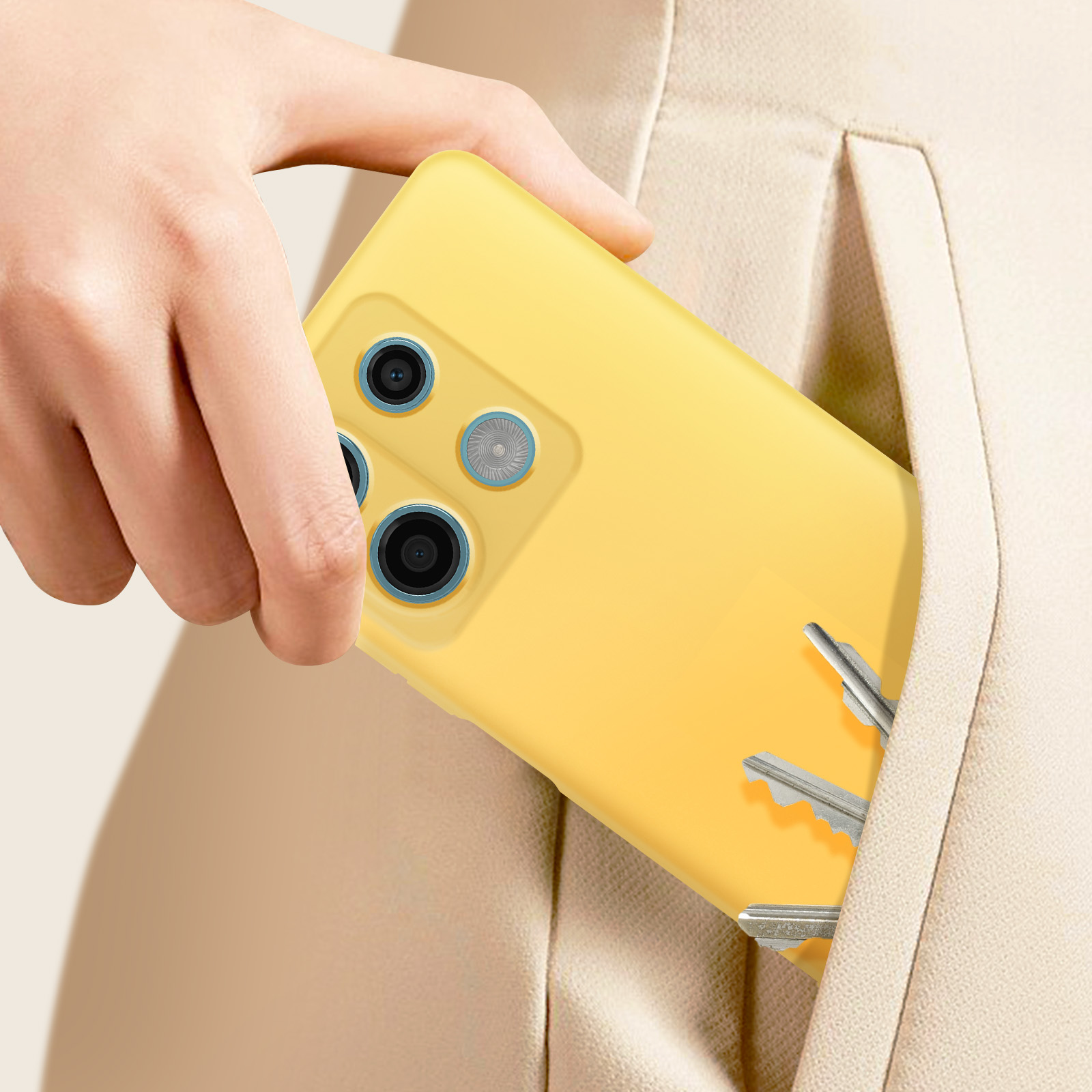 Mano che mette un telefono giallo con tre fotocamere in tasca.